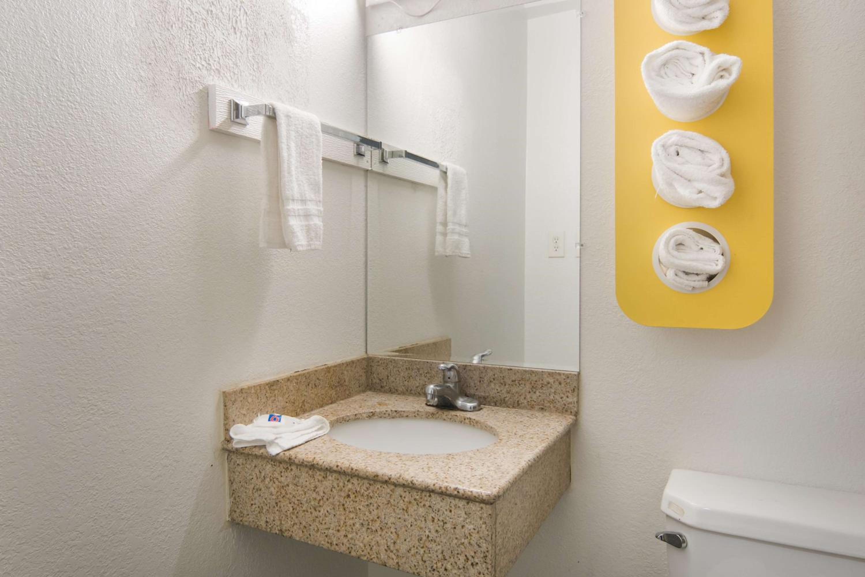 Deluxe King Room - Non-Smoking - Photo 3