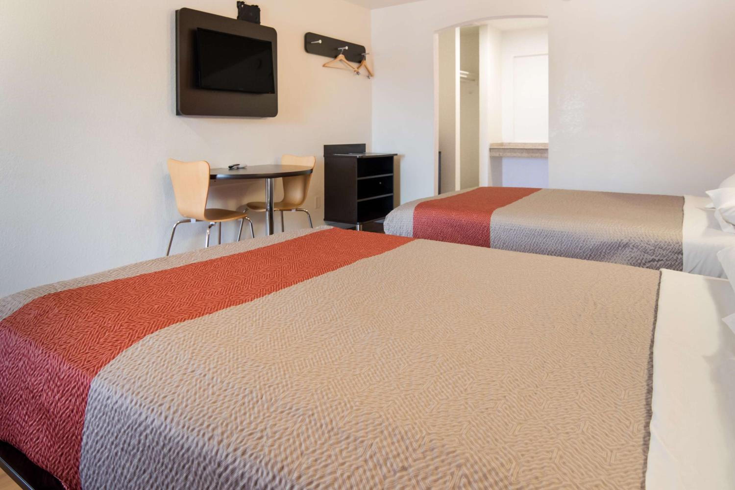 Deluxe Quadruple Room - Smoking - Photo 4