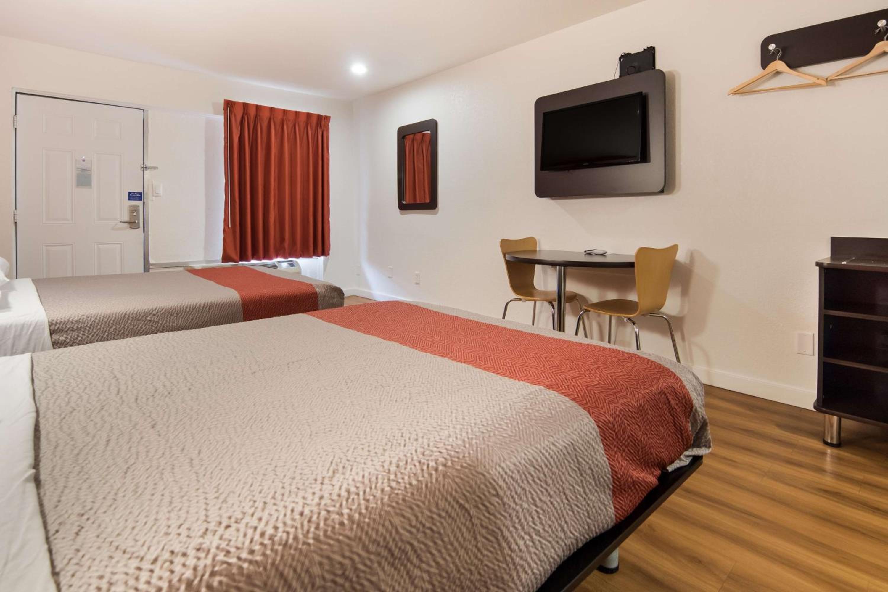 Deluxe Quadruple Room - Smoking - Photo 3