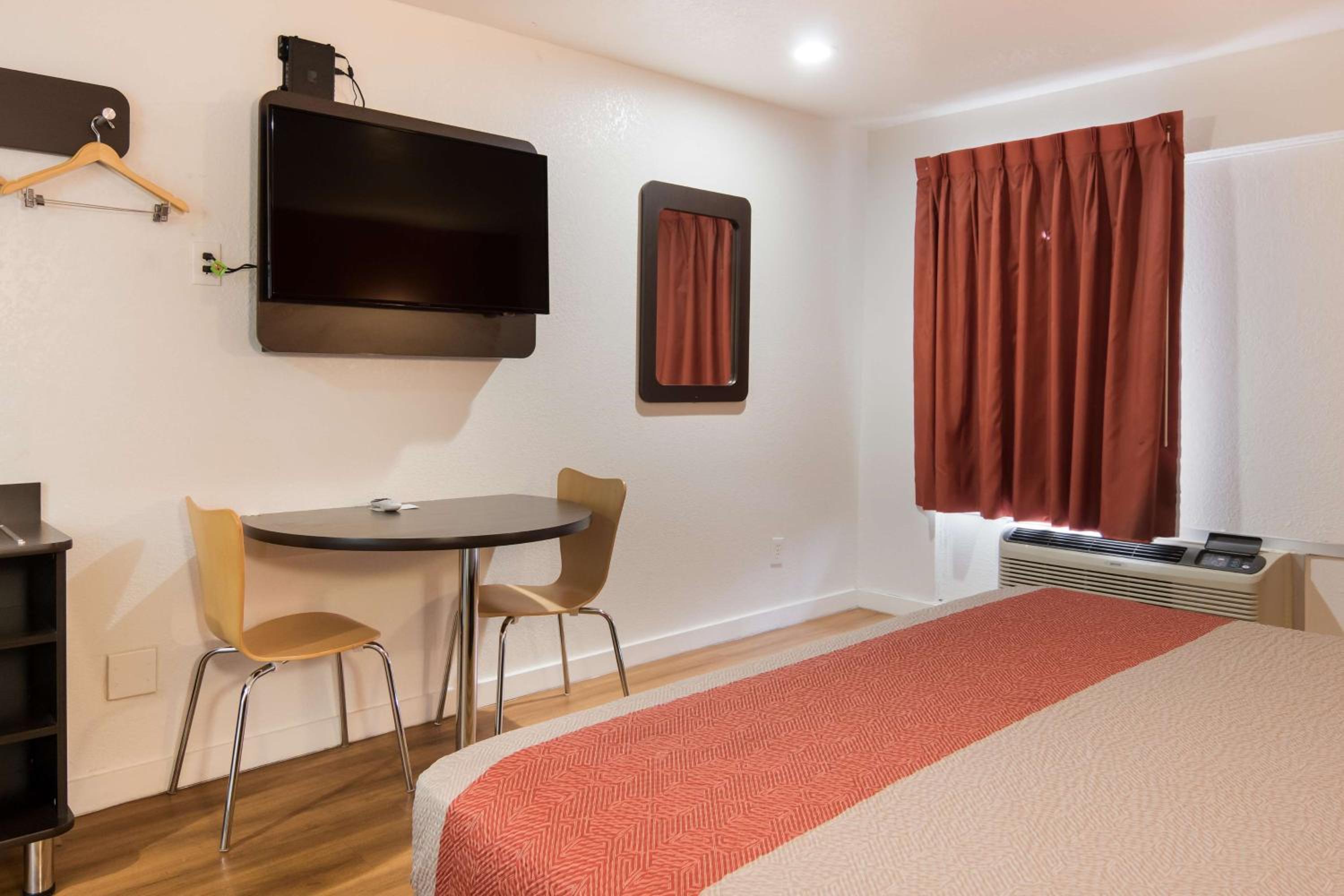 King Room with Spa Bath - Non-Smoking - Photo 5