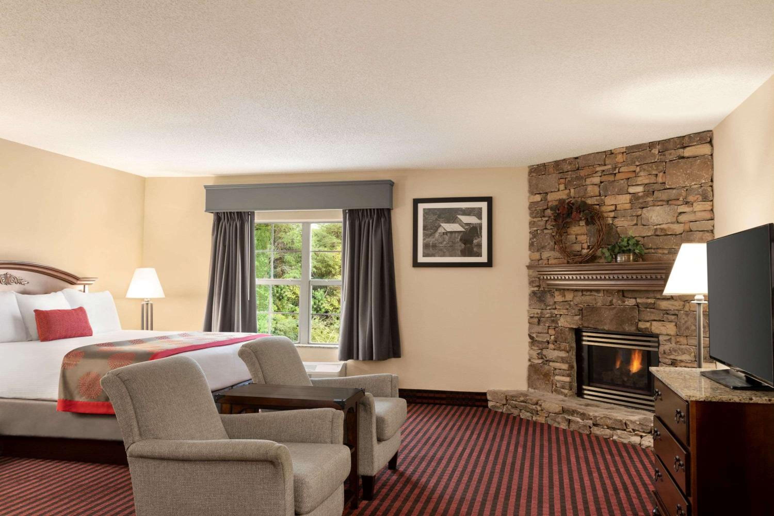 King Suite - Non-Smoking photo 2
