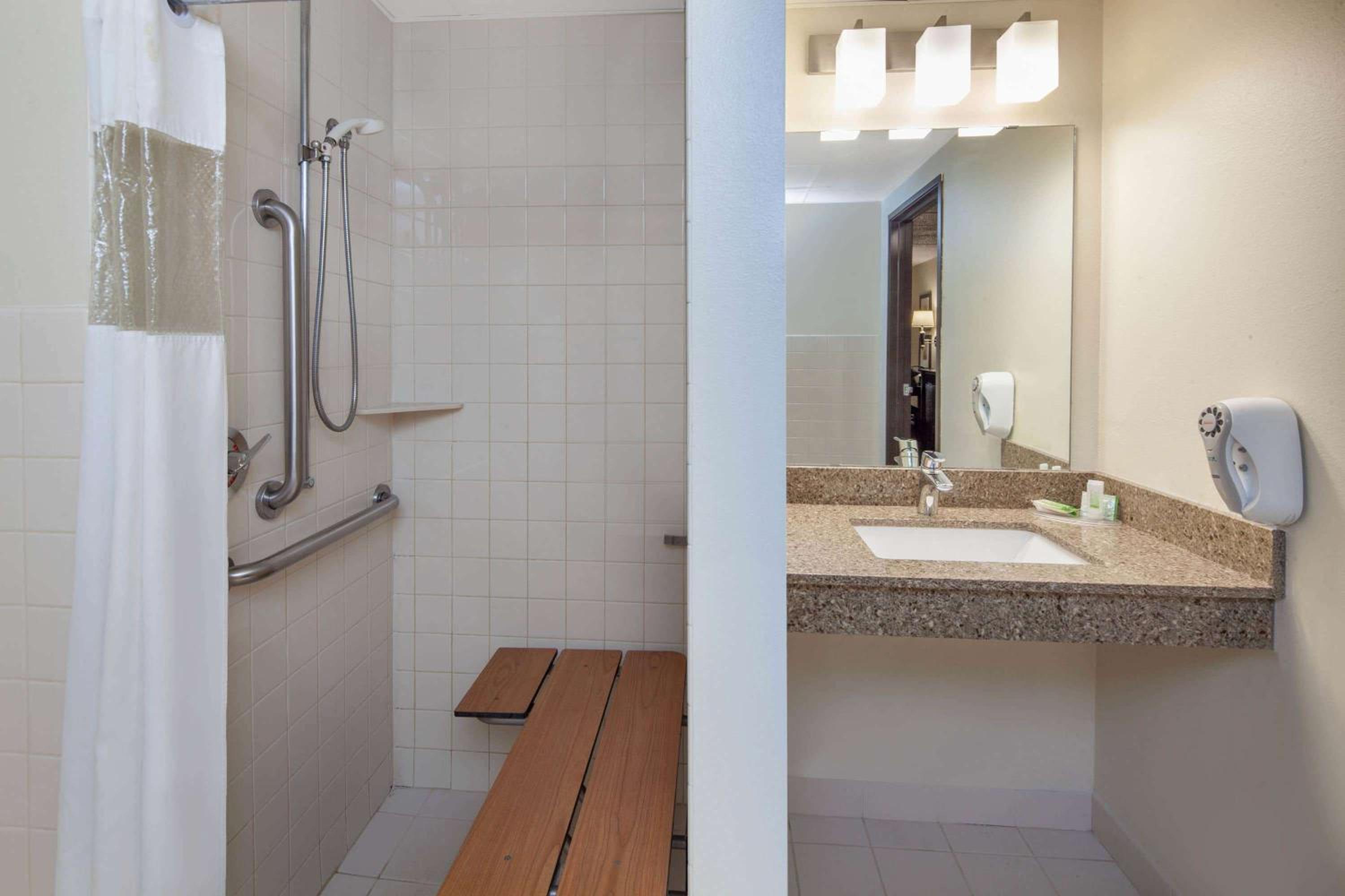 Deluxe Queen Room - Mobility Access/Non-Smoking photo 2
