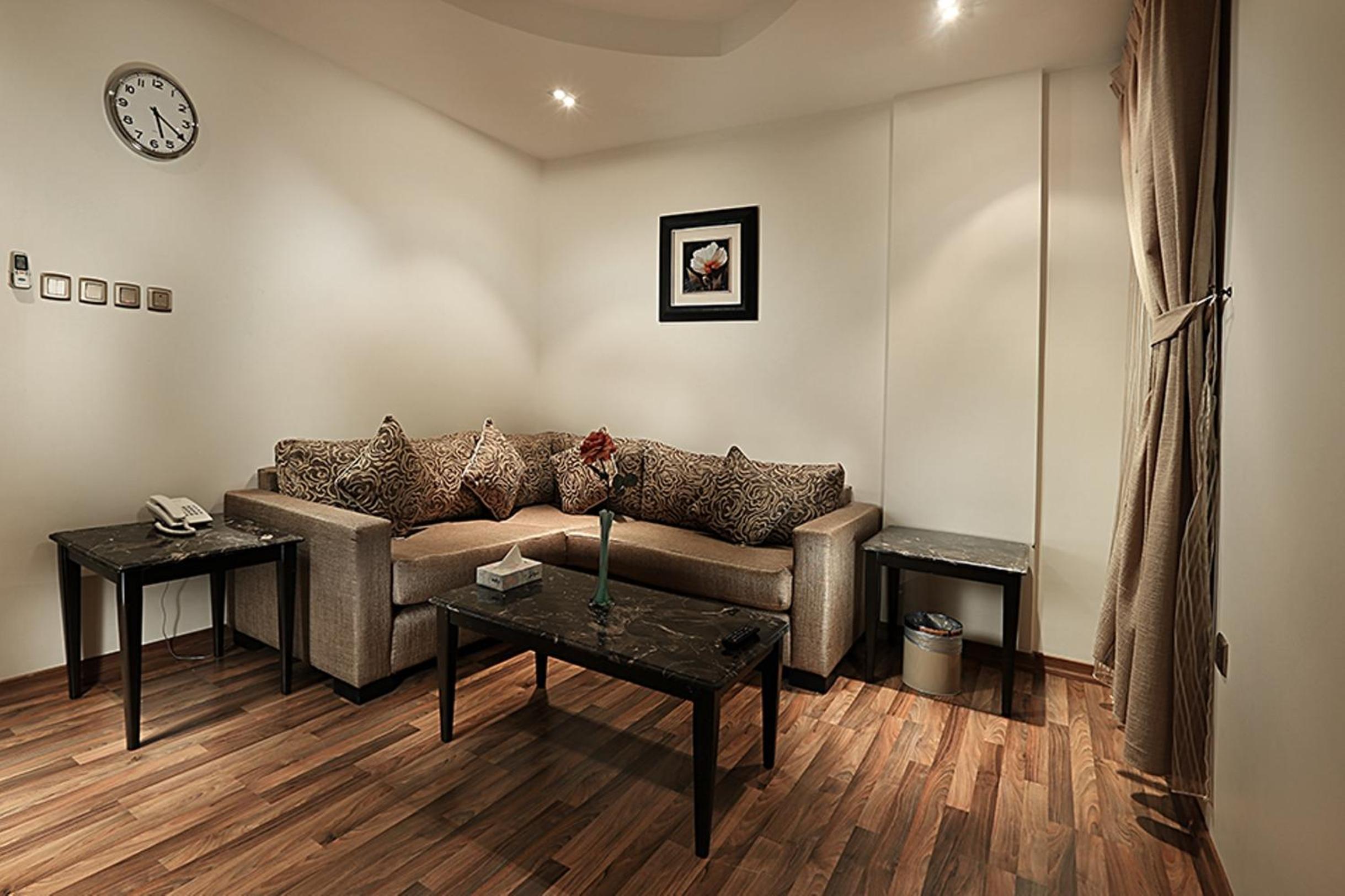Deluxe One-Bedroom Suite photo 3