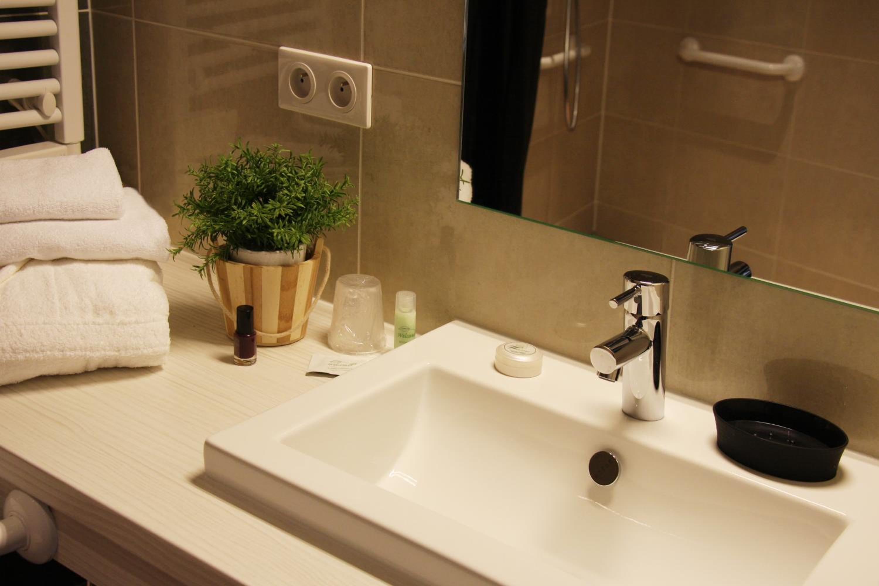Deluxe Room  (disability access)  - Photo 2