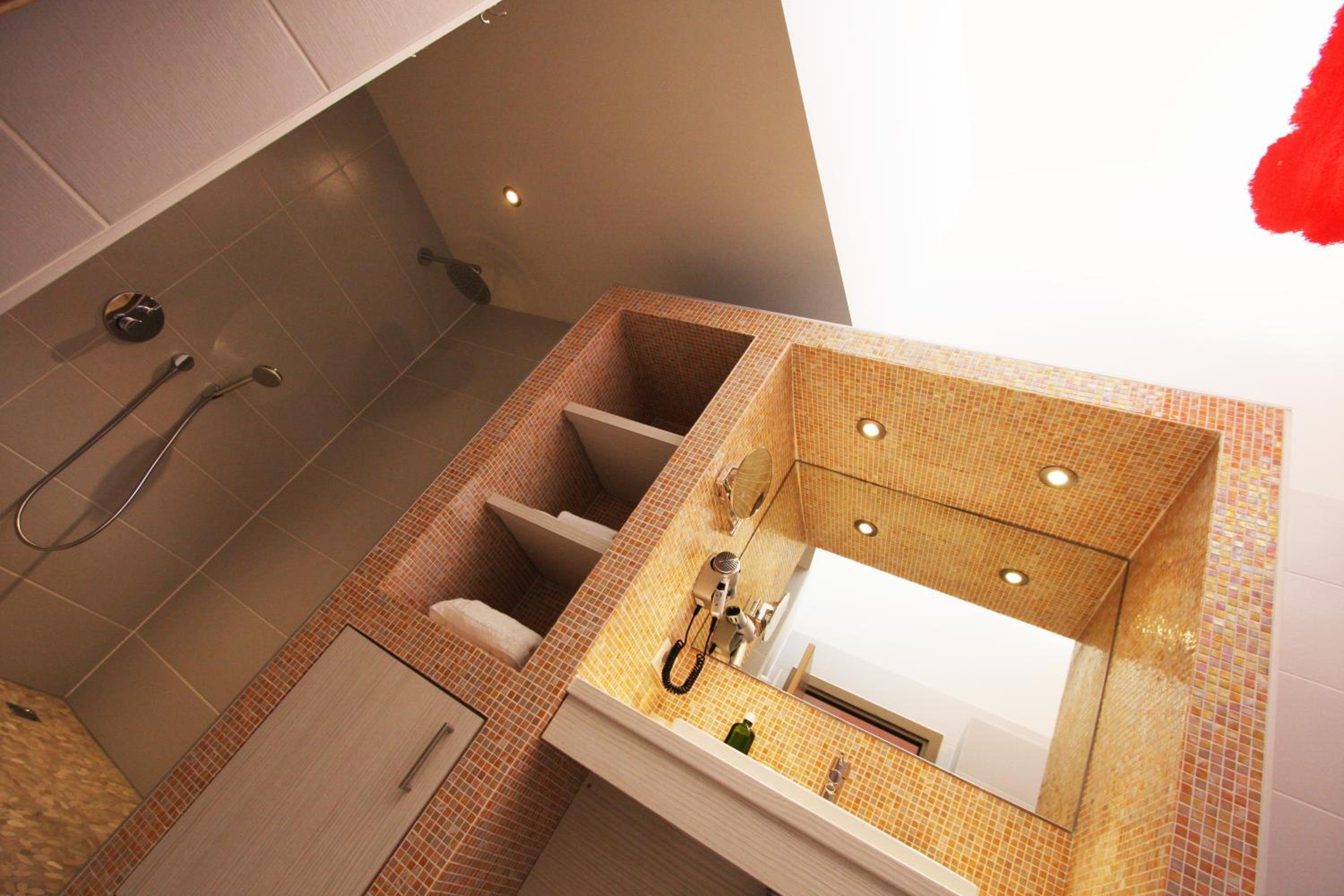 Suite - Photo 3