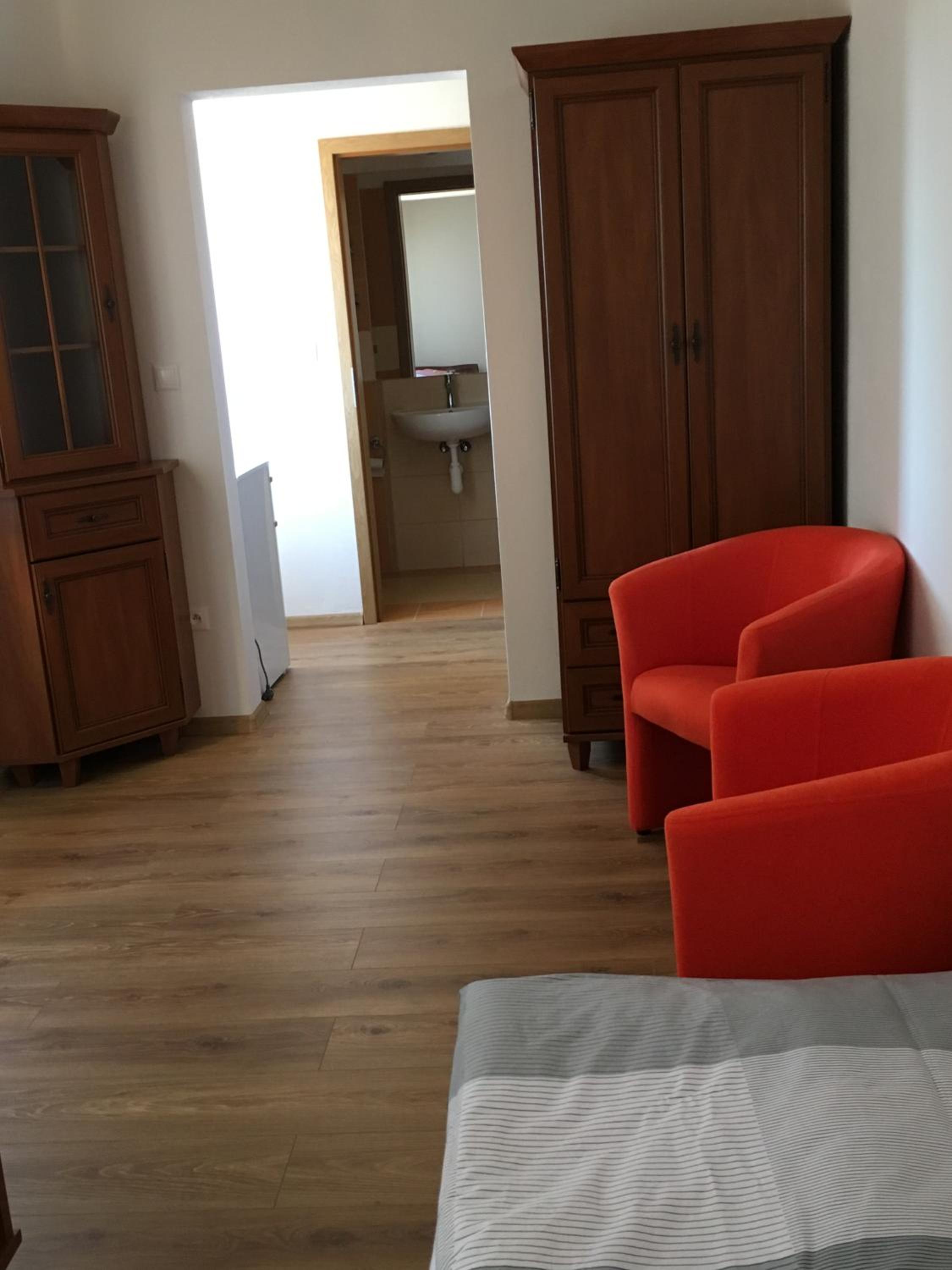 Budget Twin Room - Photo 7