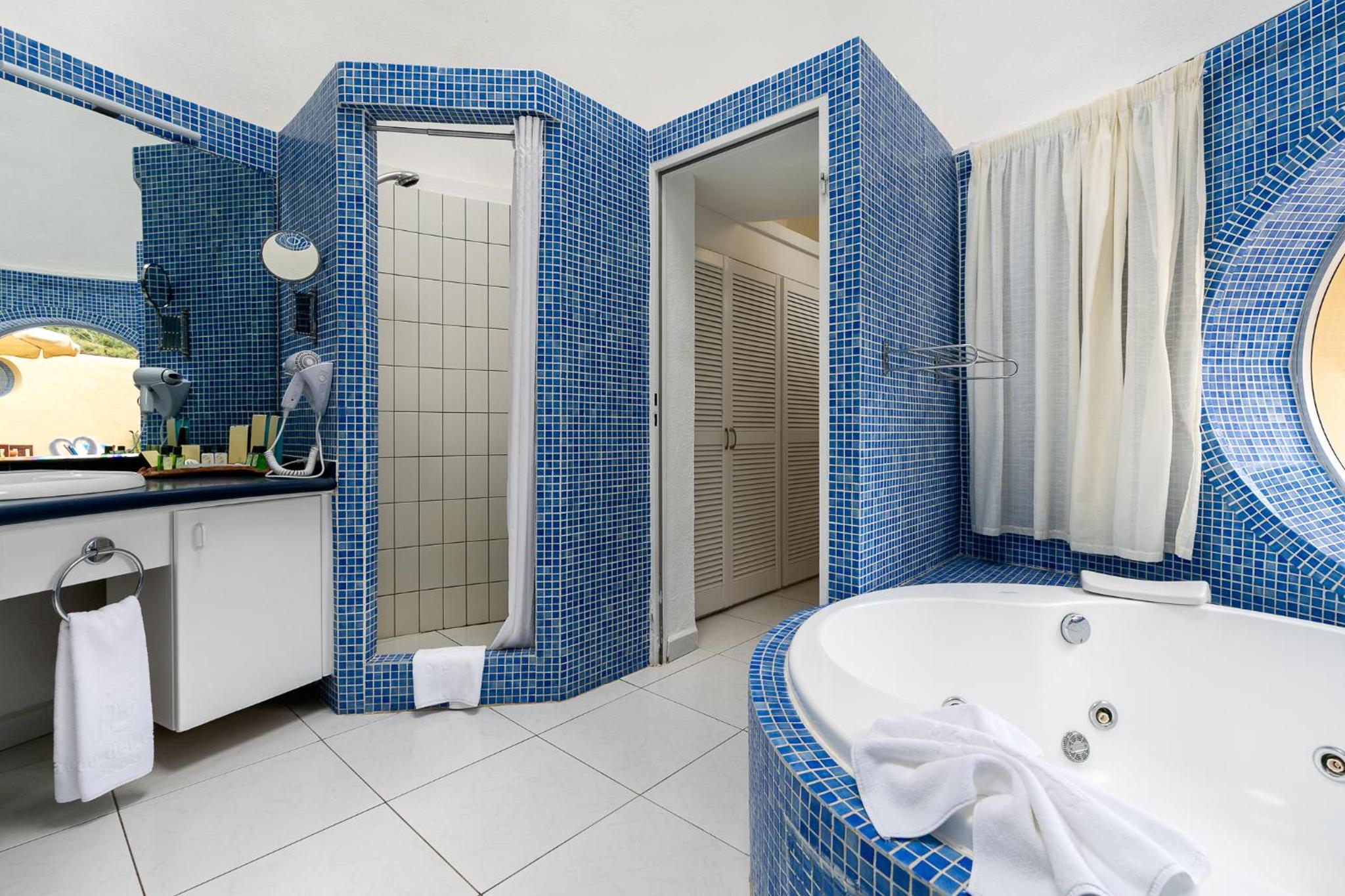 Suite with Sea View (2 Adults + 1 Child) photo 2