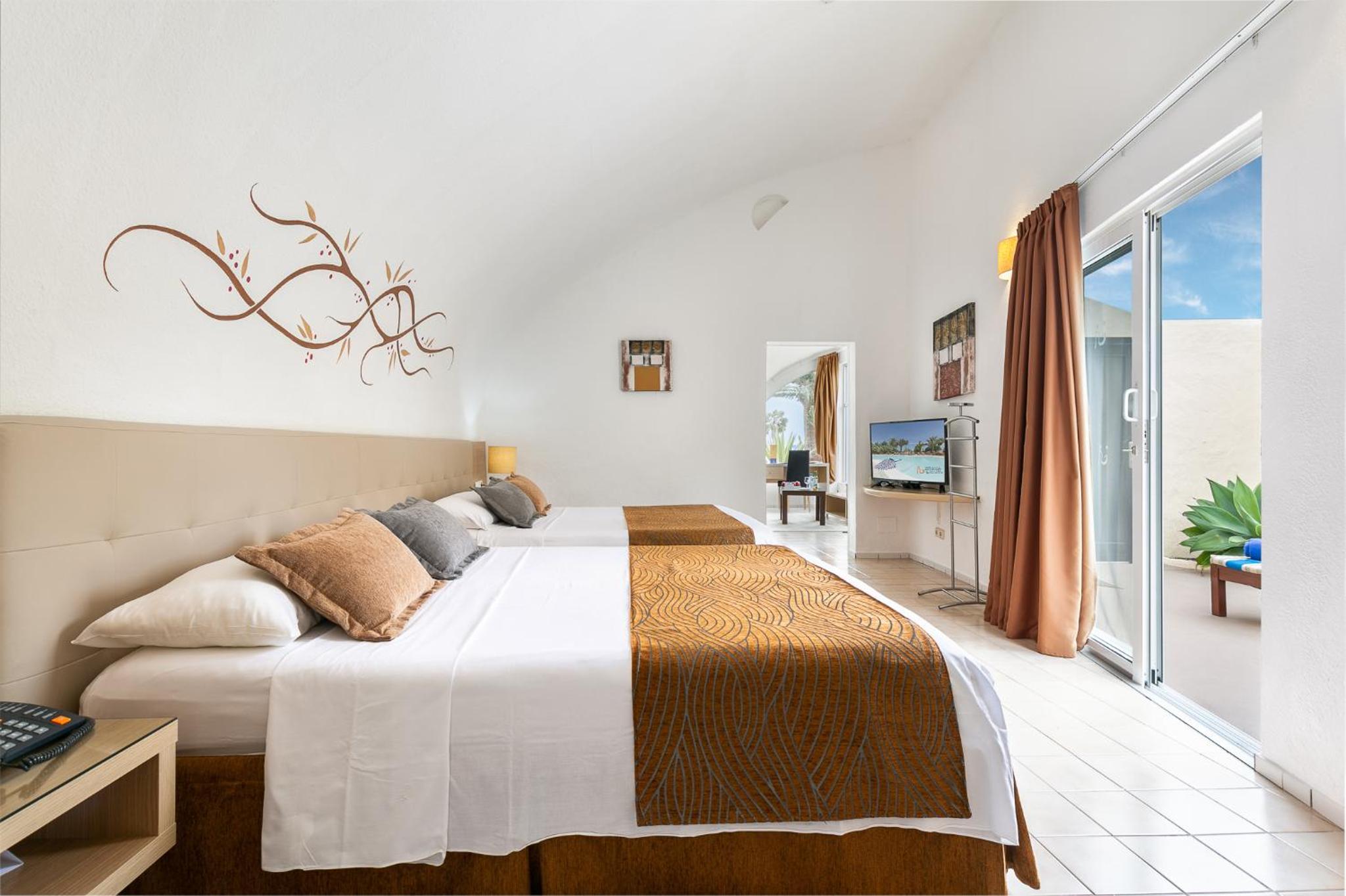 Senior Suite with Sea View ( 2 Adults + 3 Children) photo 2