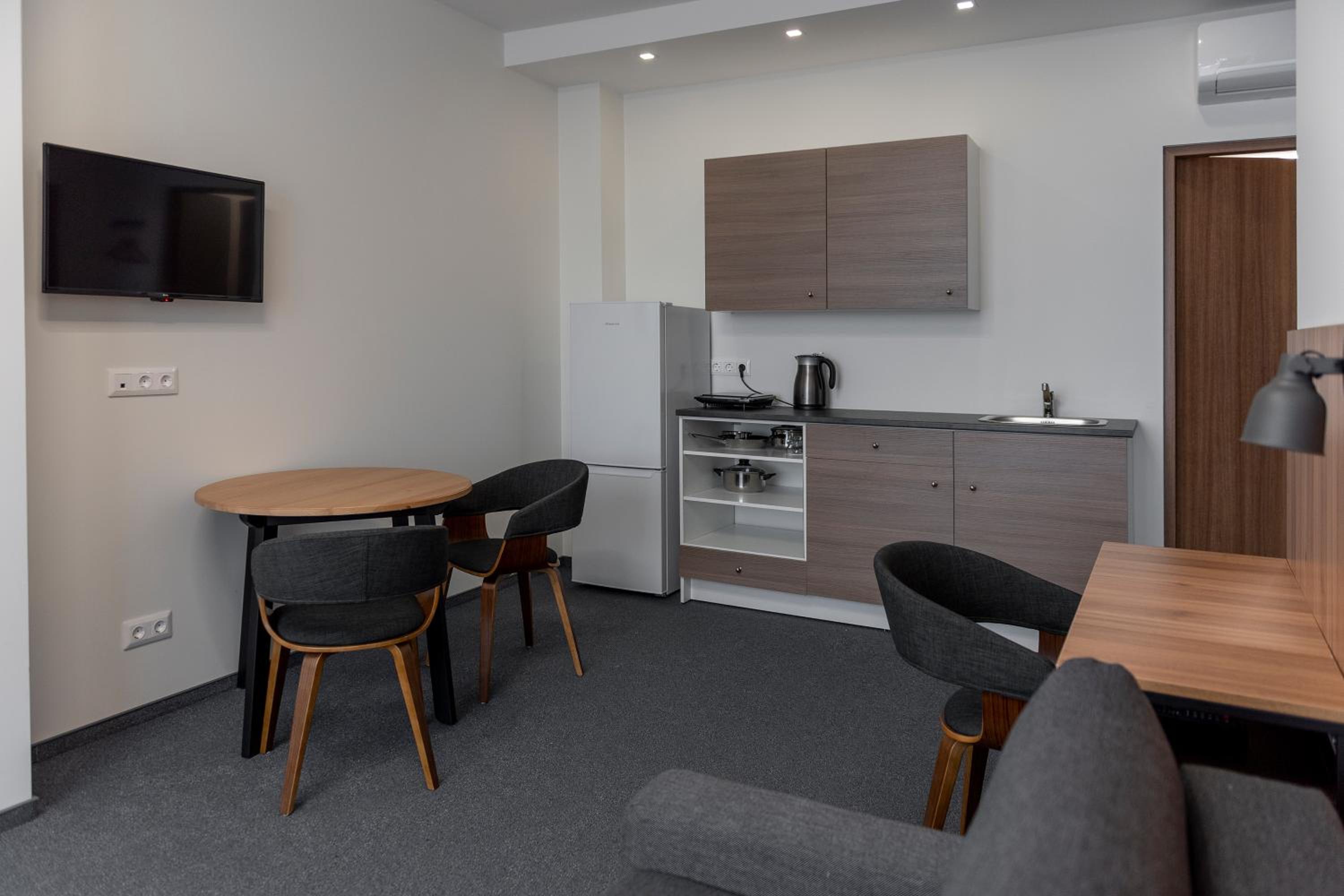Studio Apartment - Photo 2