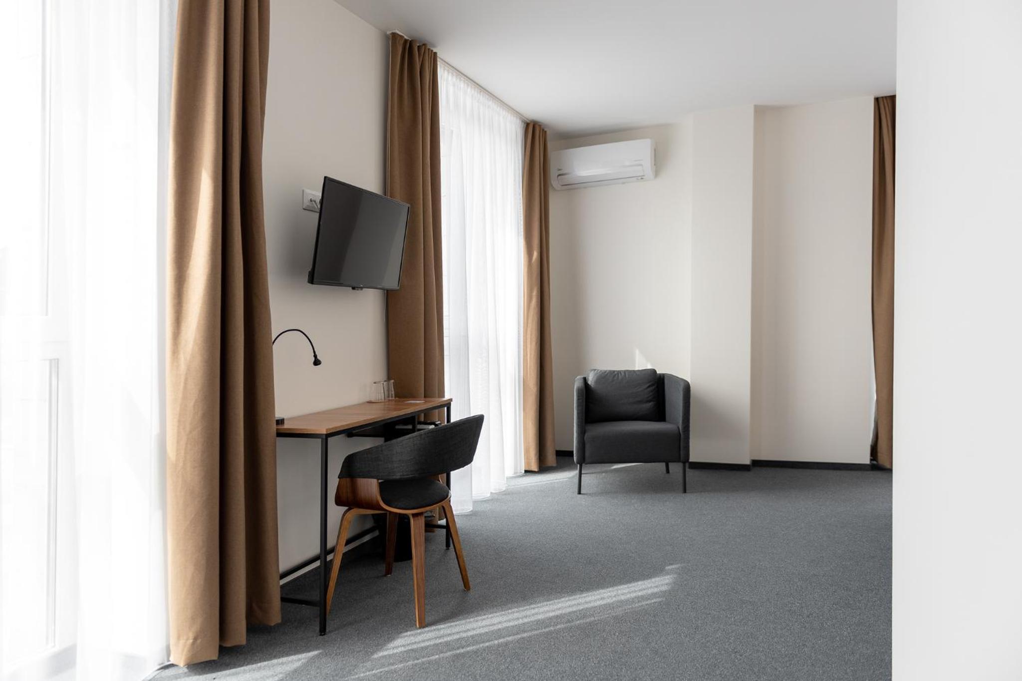Deluxe Room - Photo 6