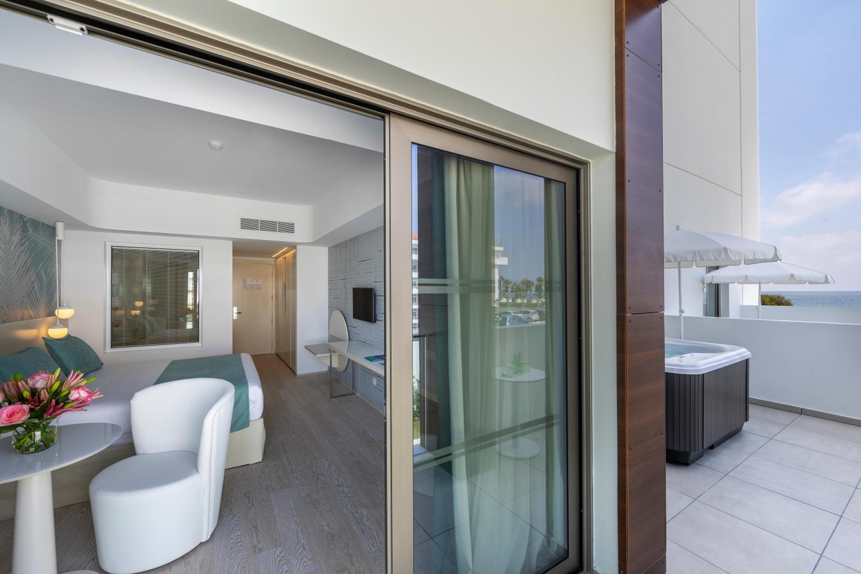 Superior Room with Private Outdoor Hot Tub