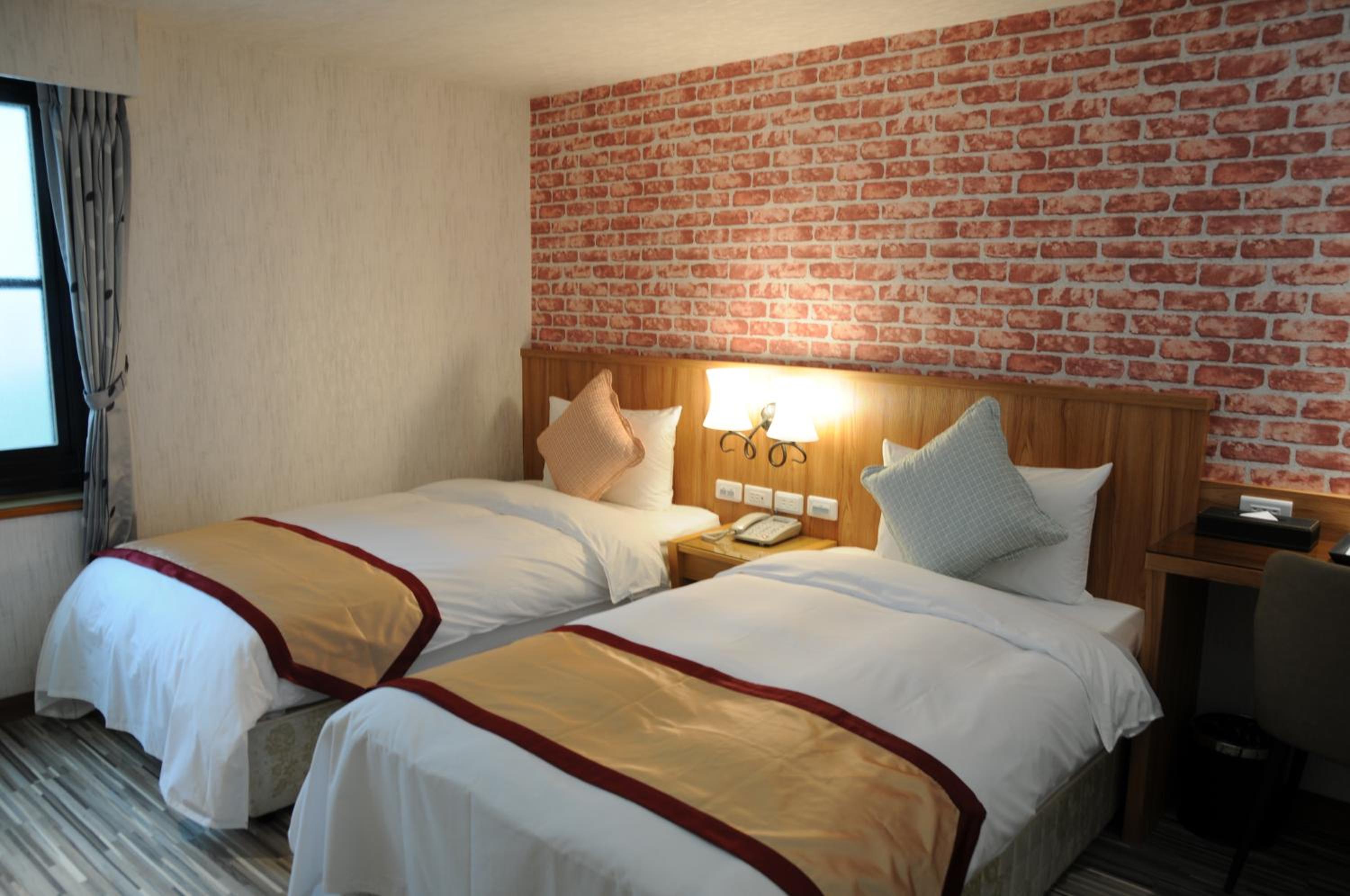 Standard Twin Room - Photo 2