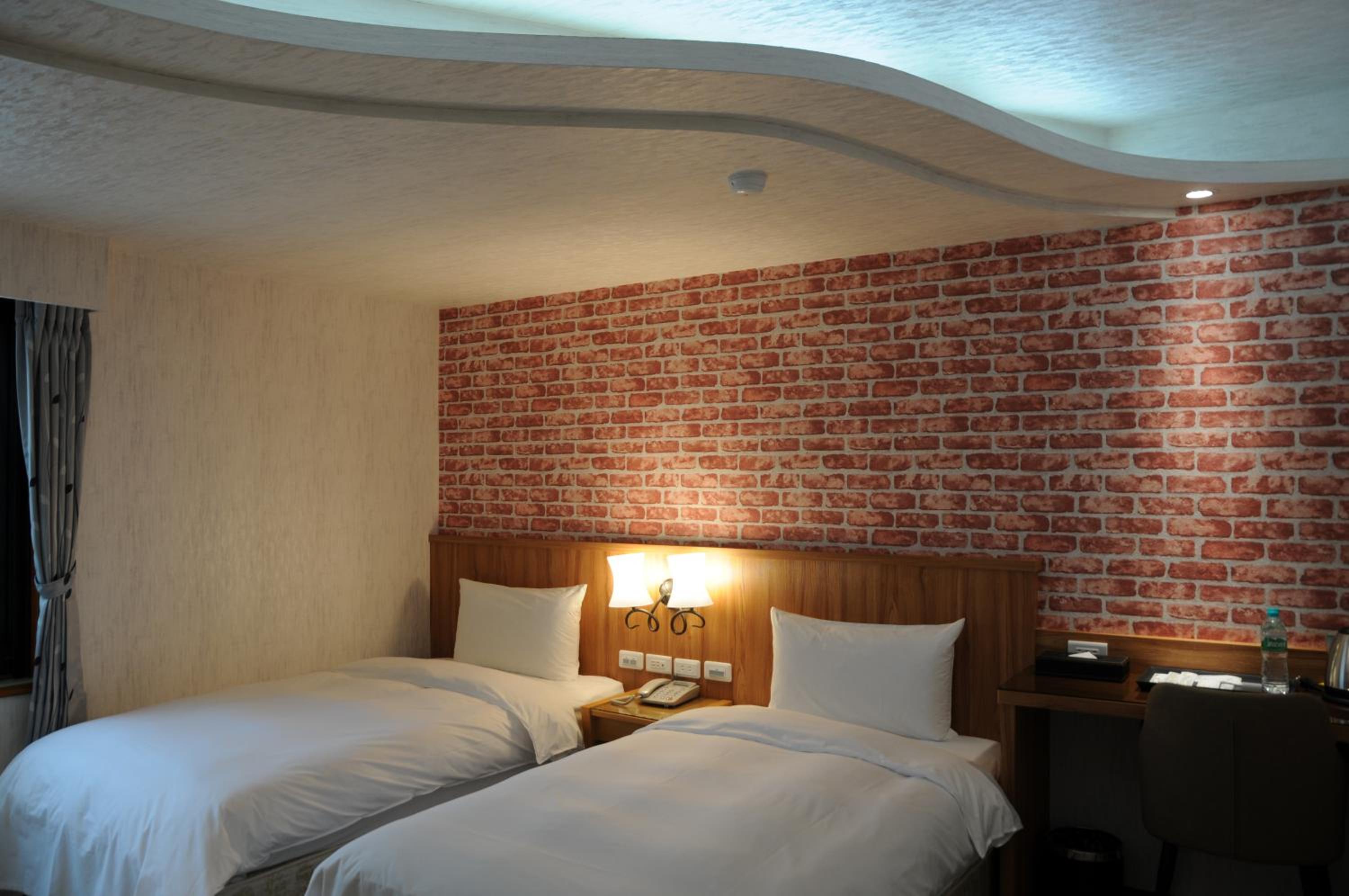 Standard Twin Room - Photo 1