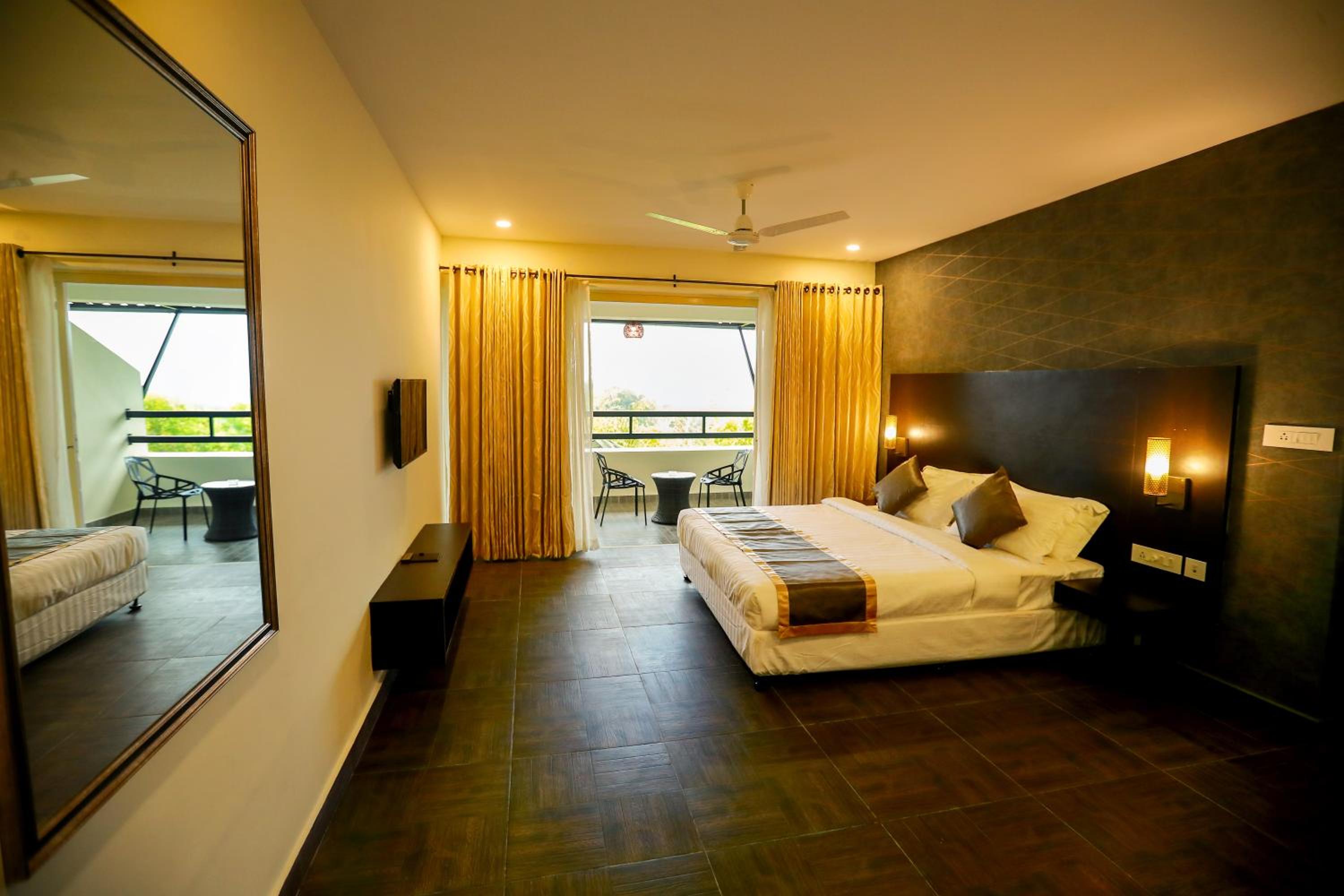 Deluxe King Room - Photo 1