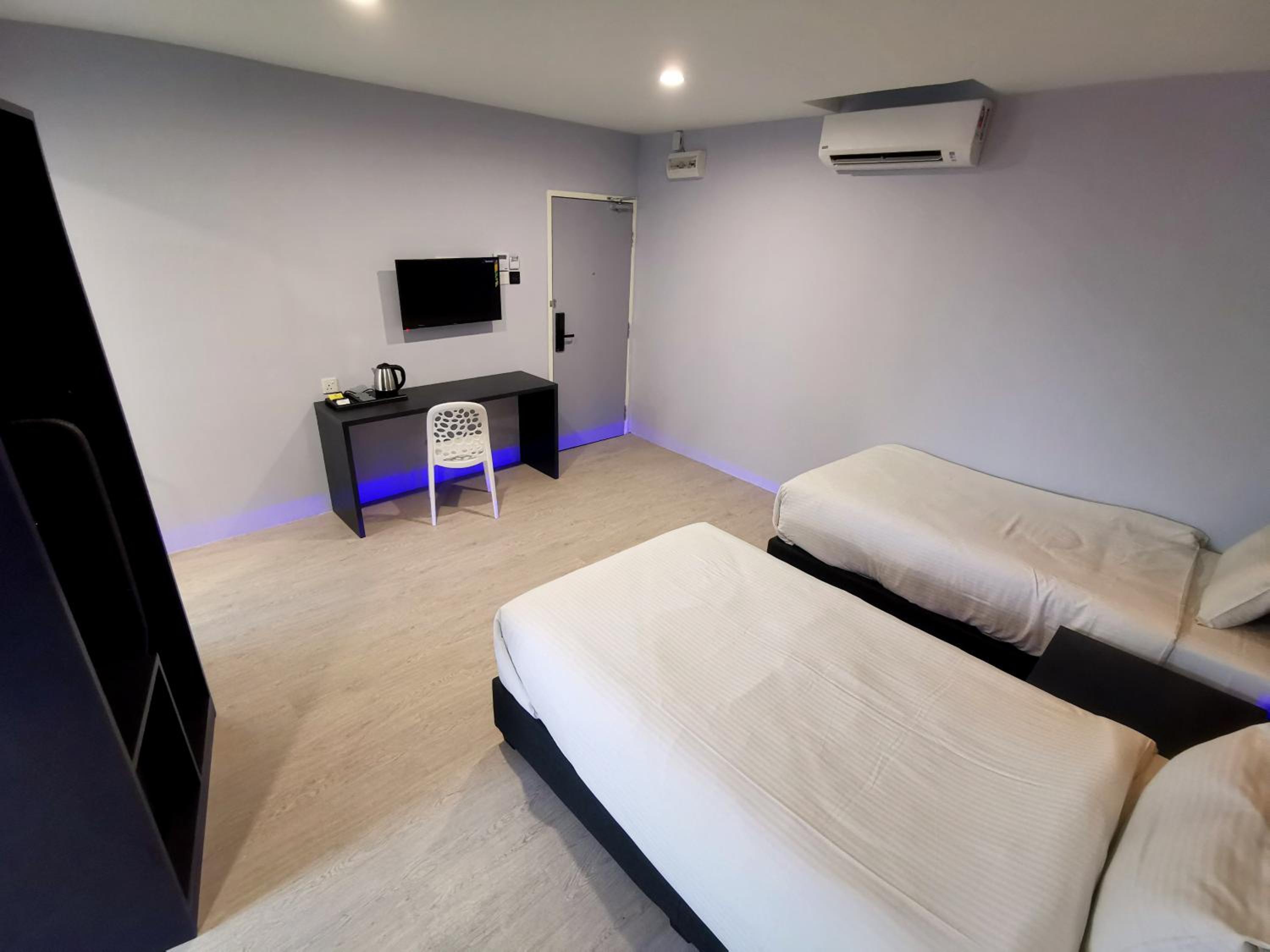 Standard Twin Room - Photo 3