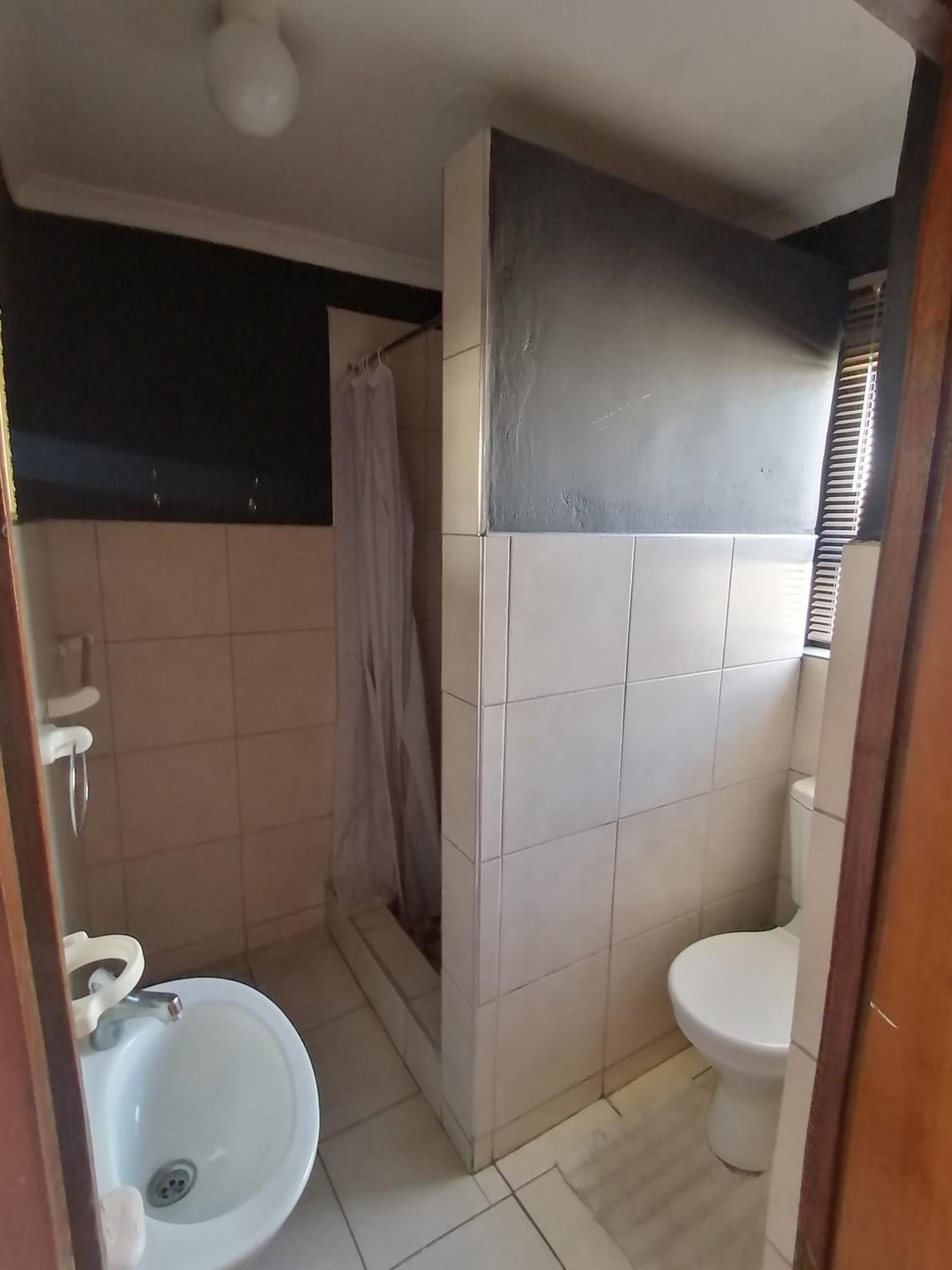 Single Room with Bathroom photo 3