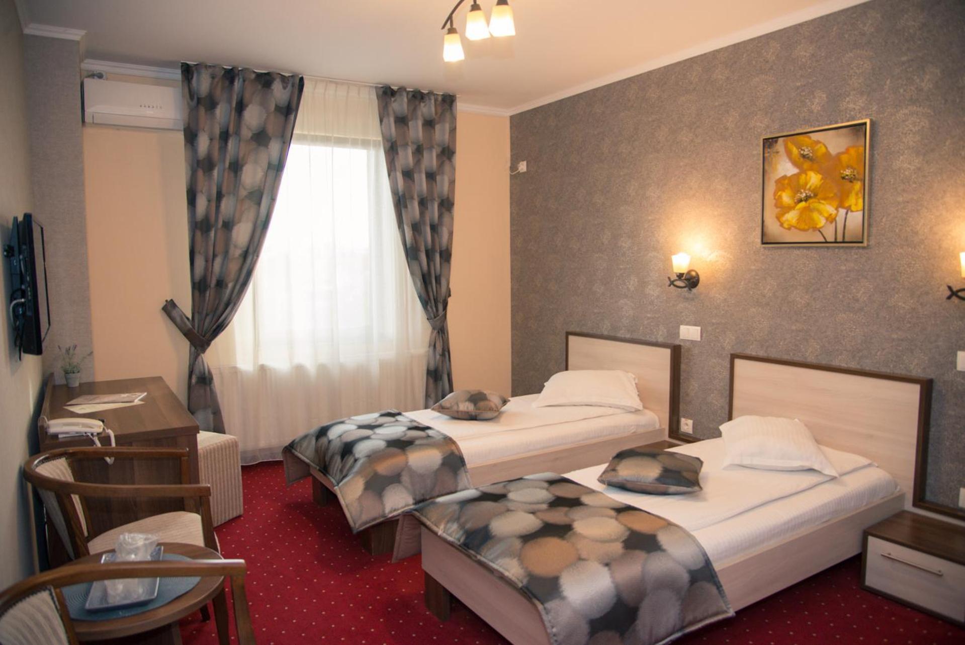 Twin Room - Photo 11