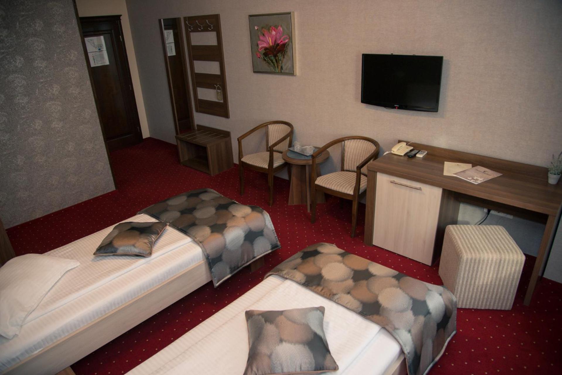 Twin Room - Photo 12