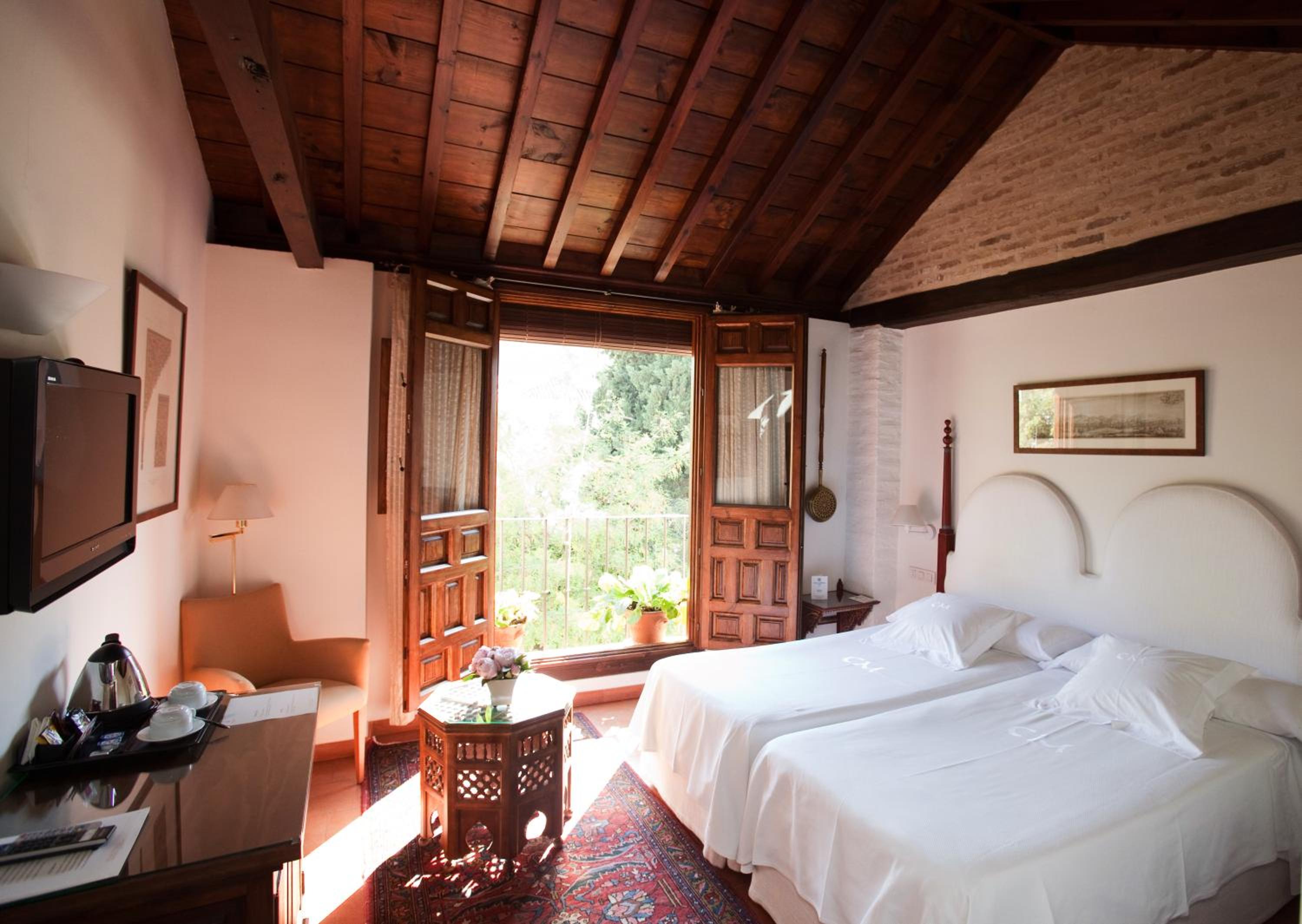 Superior Double or Twin Room with lateral Alhambra view - Photo 1