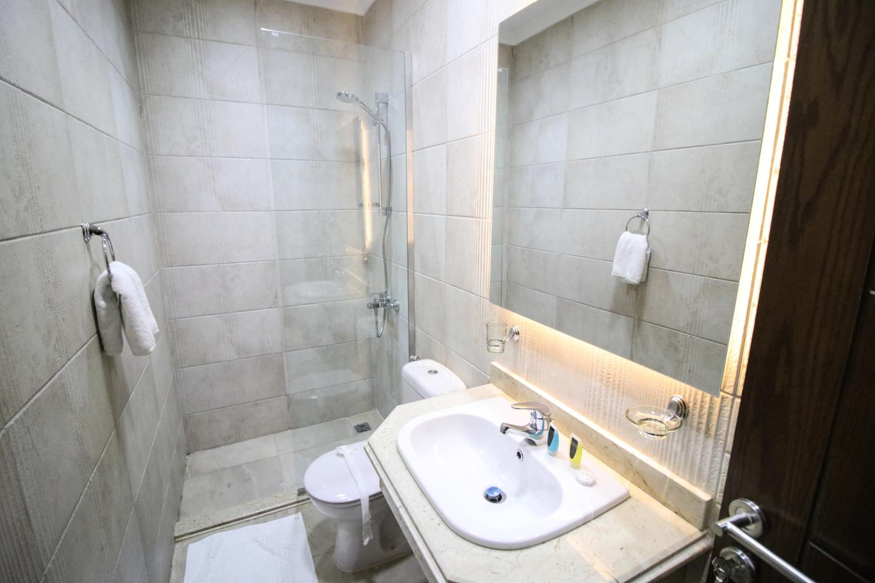 Triple Room with Balcony - Photo 6
