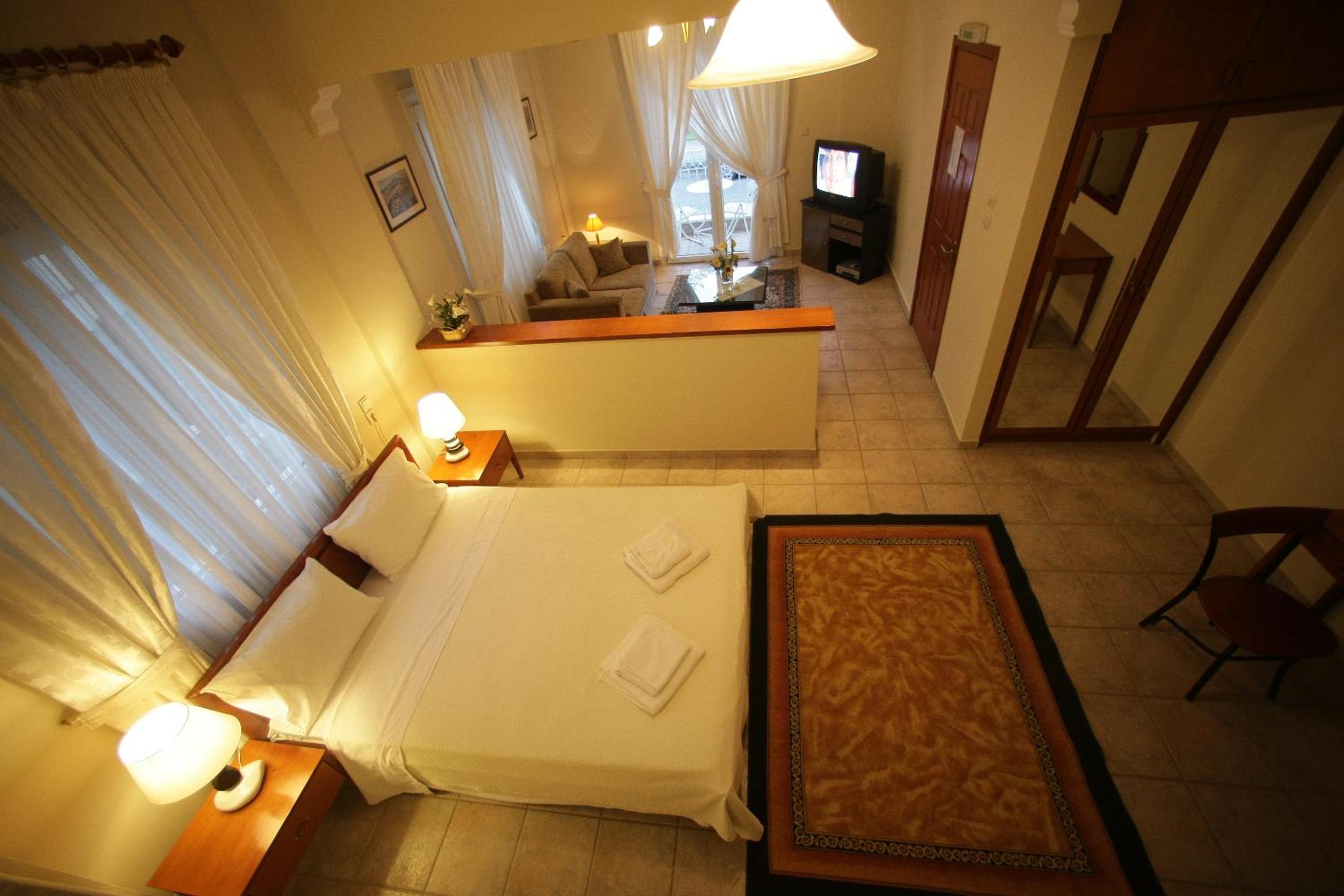 Studio with Balcony - Photo 6