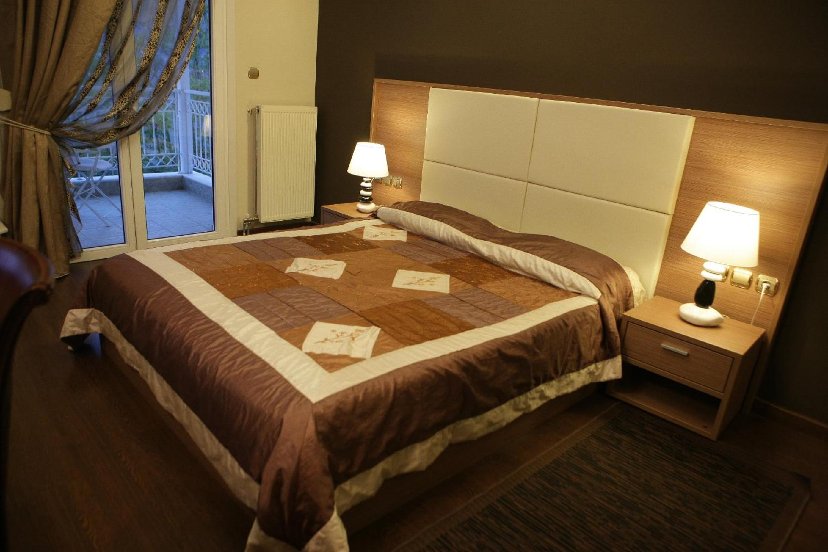 Deluxe Double Room with Balcony - Photo 4