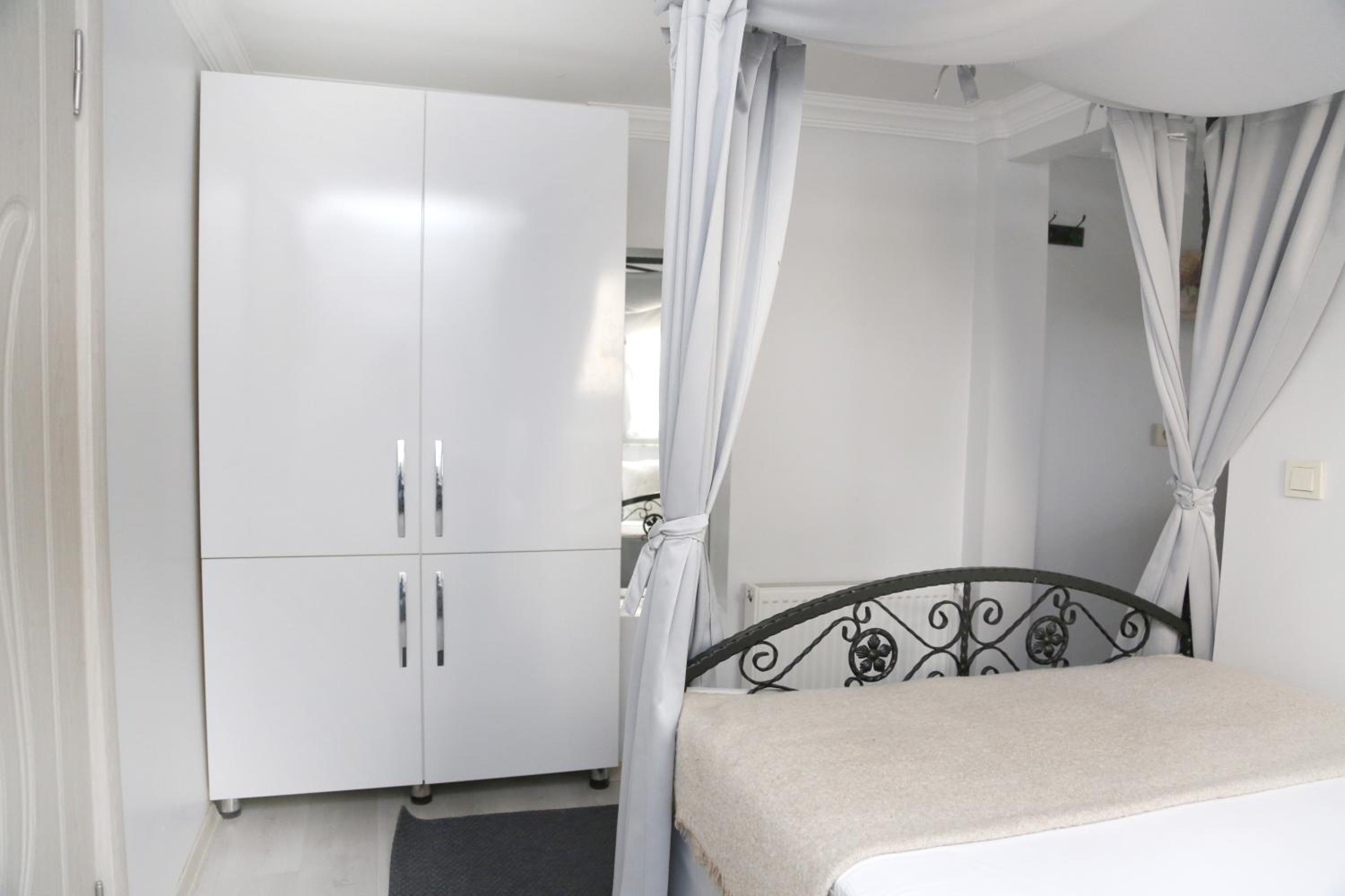 One-Bedroom Apartment photo 3