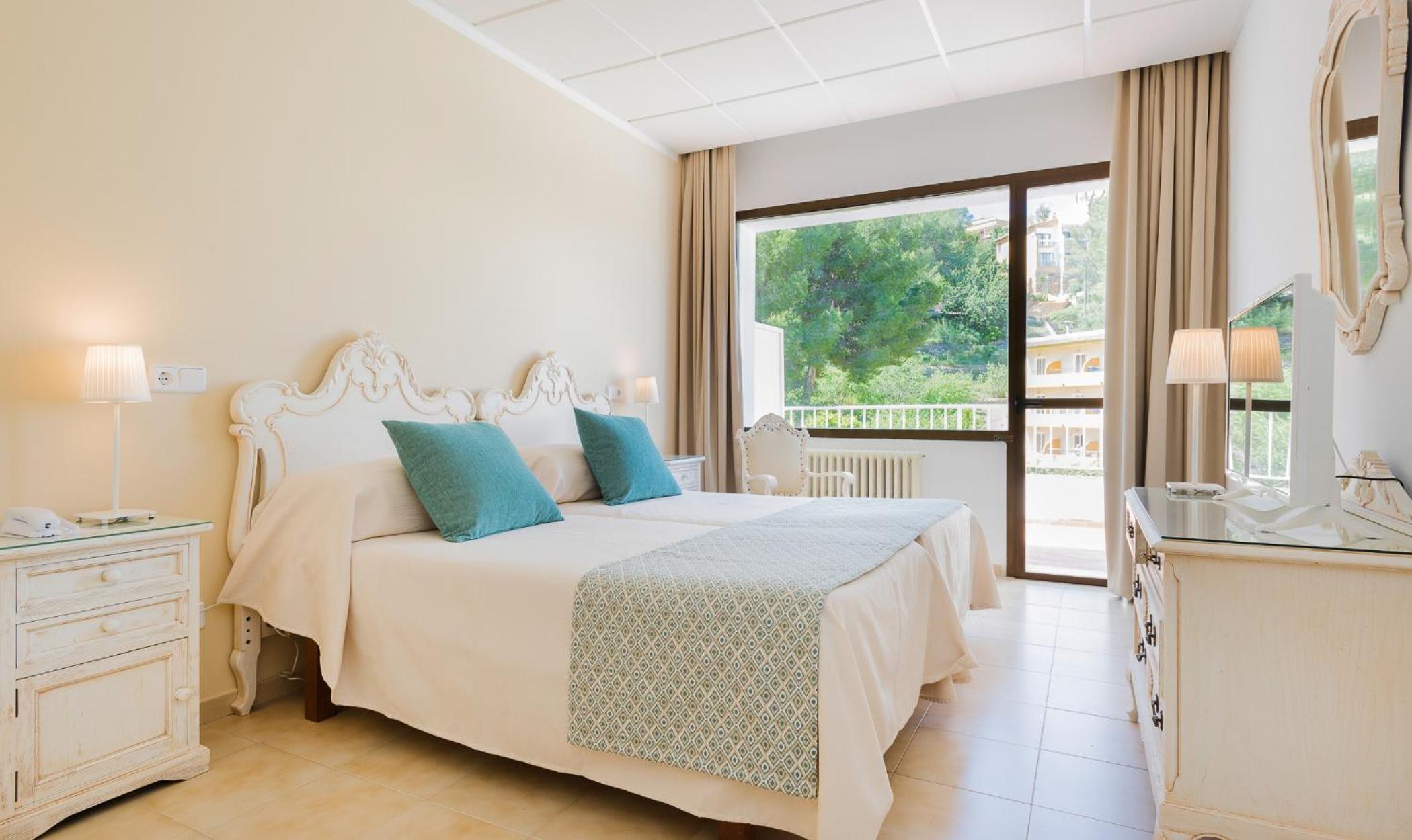Standard Double or Twin Room with Balcony (1 adult + 1 child) photo 3
