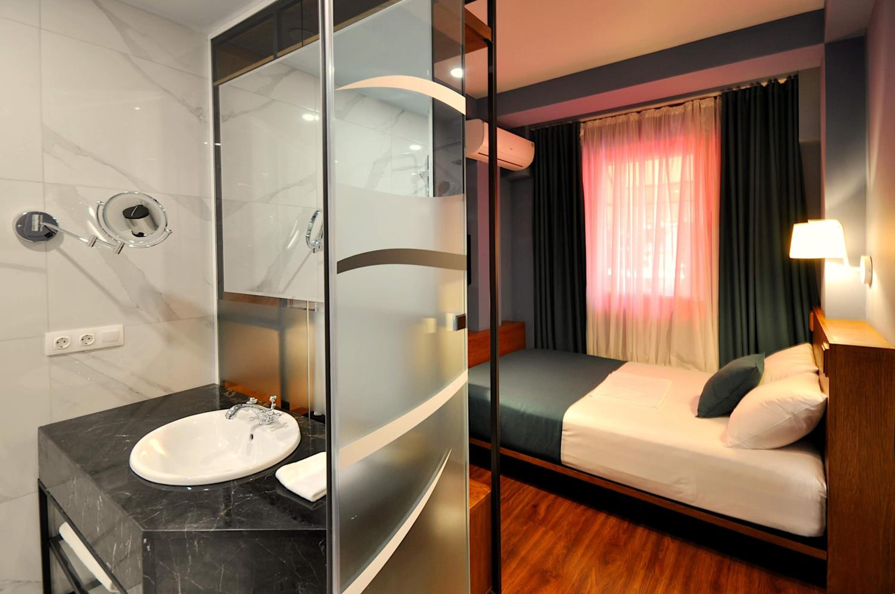 Small Double Room - Photo 5