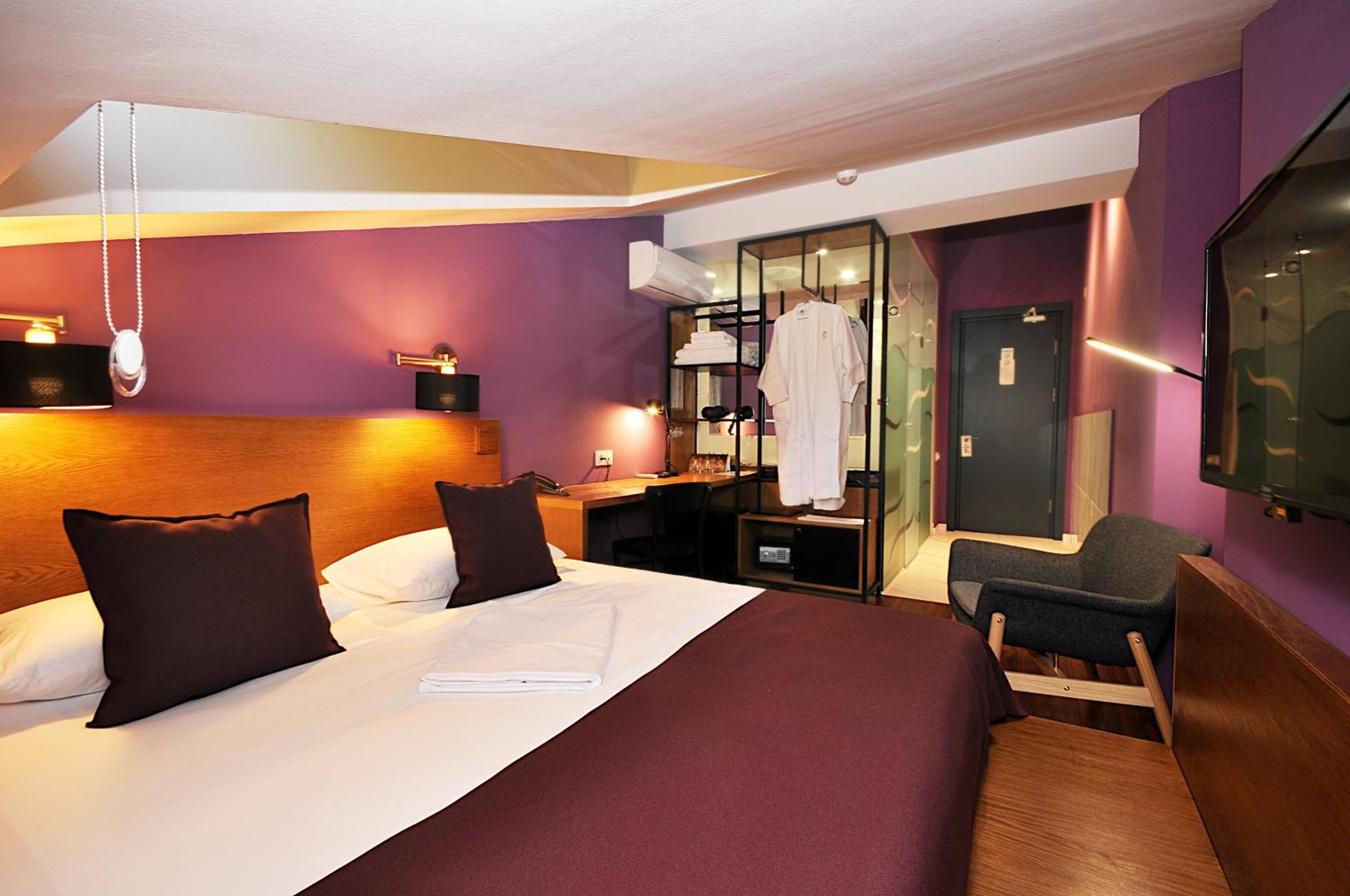 Standard Double Room - Photo 9