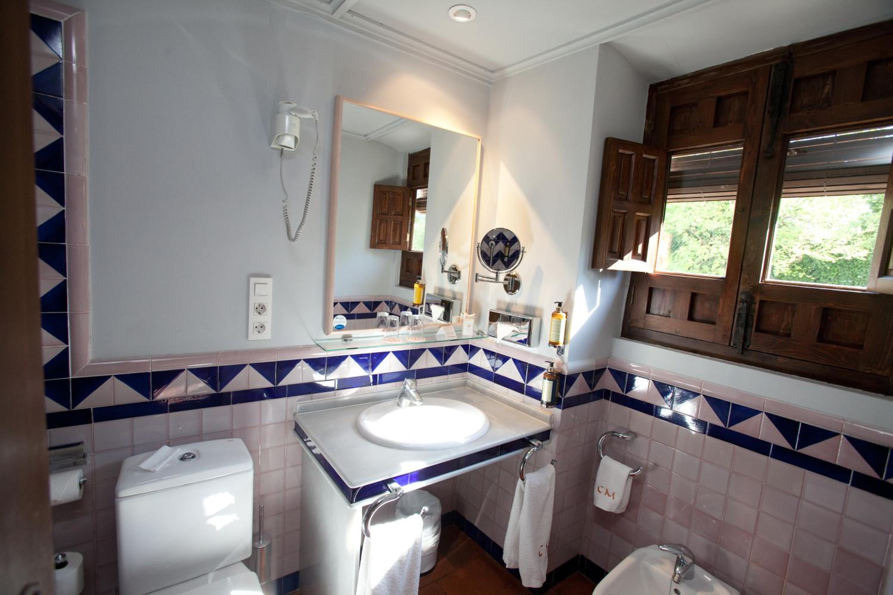 Superior Double or Twin Room with lateral Alhambra view - Photo 3