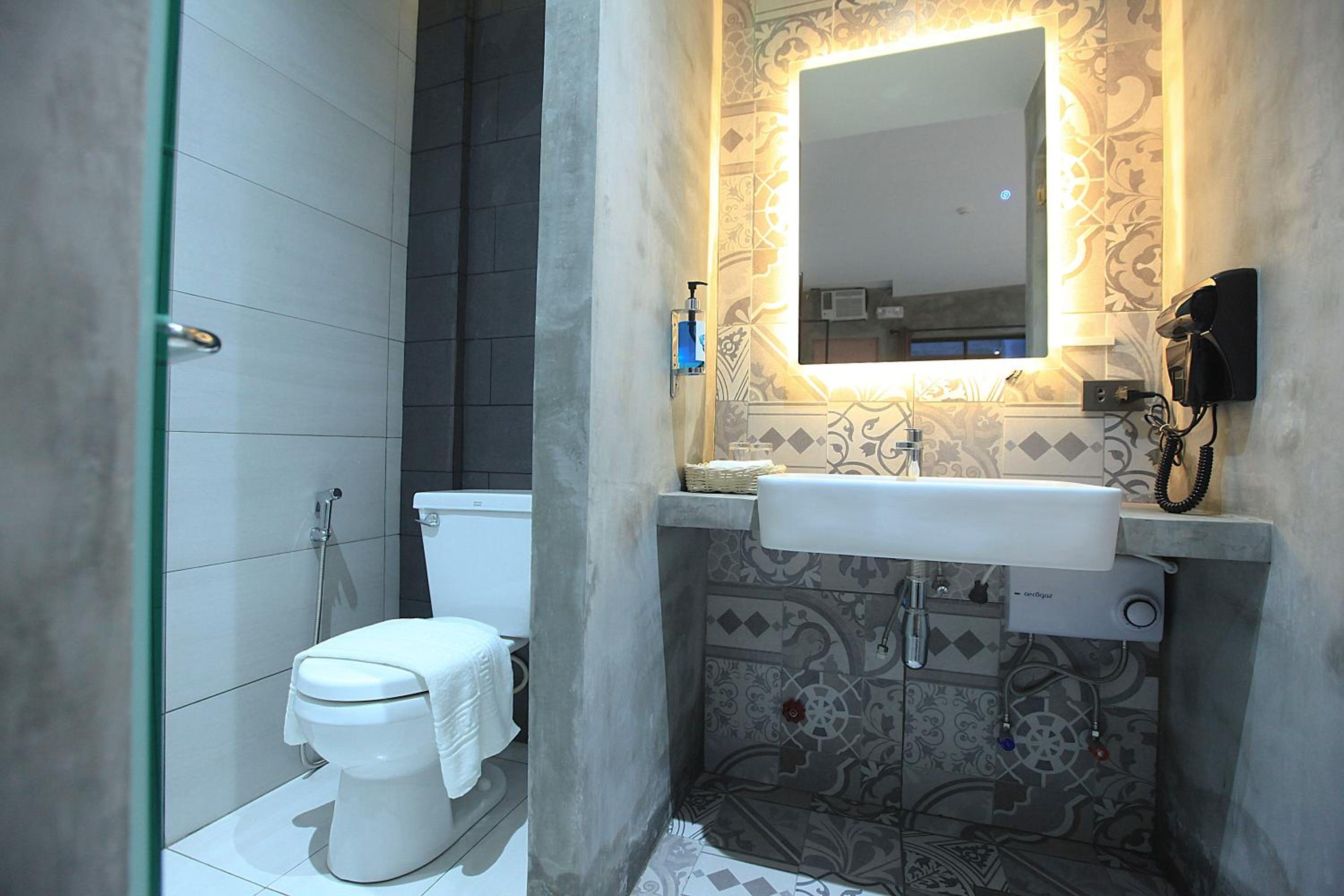 Deluxe Queen Room - Photo 5