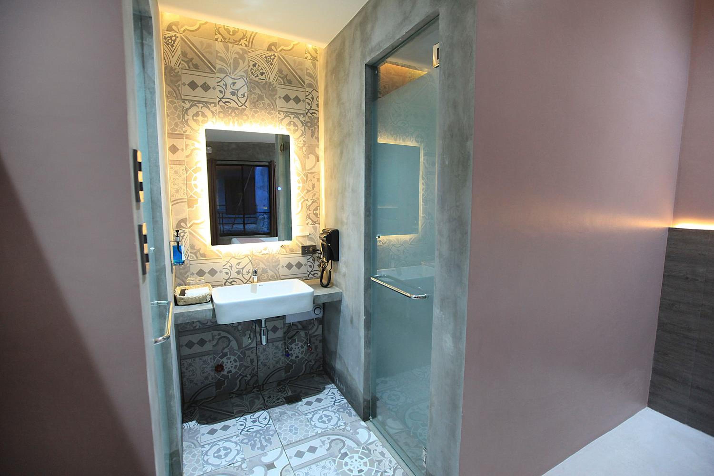 Deluxe Queen Room - Photo 6