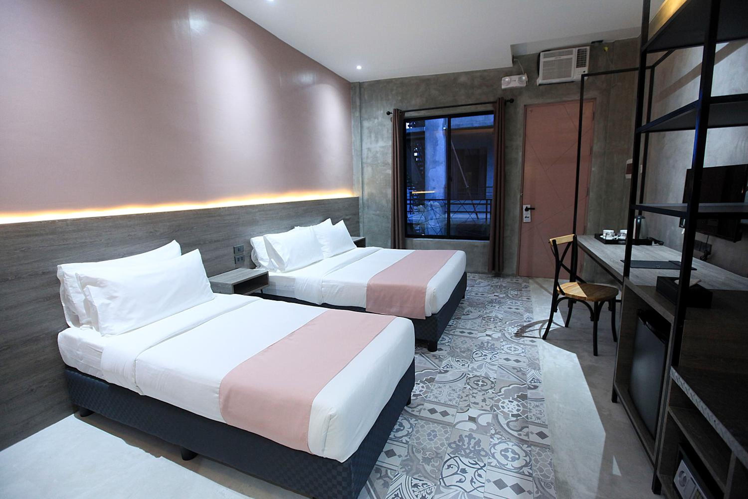 Deluxe Queen Room - Photo 2