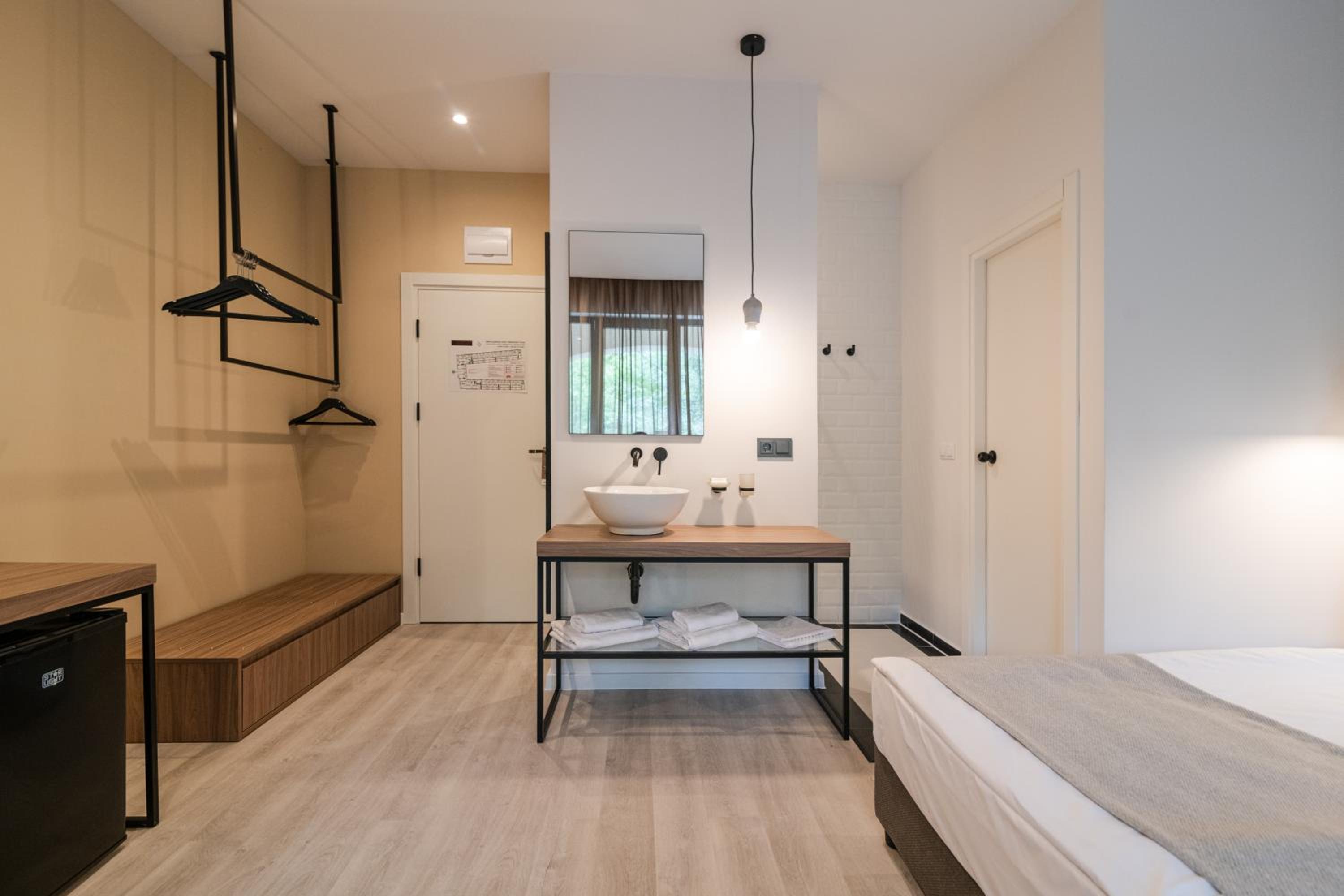 Standard Double or Twin Room - Photo 5