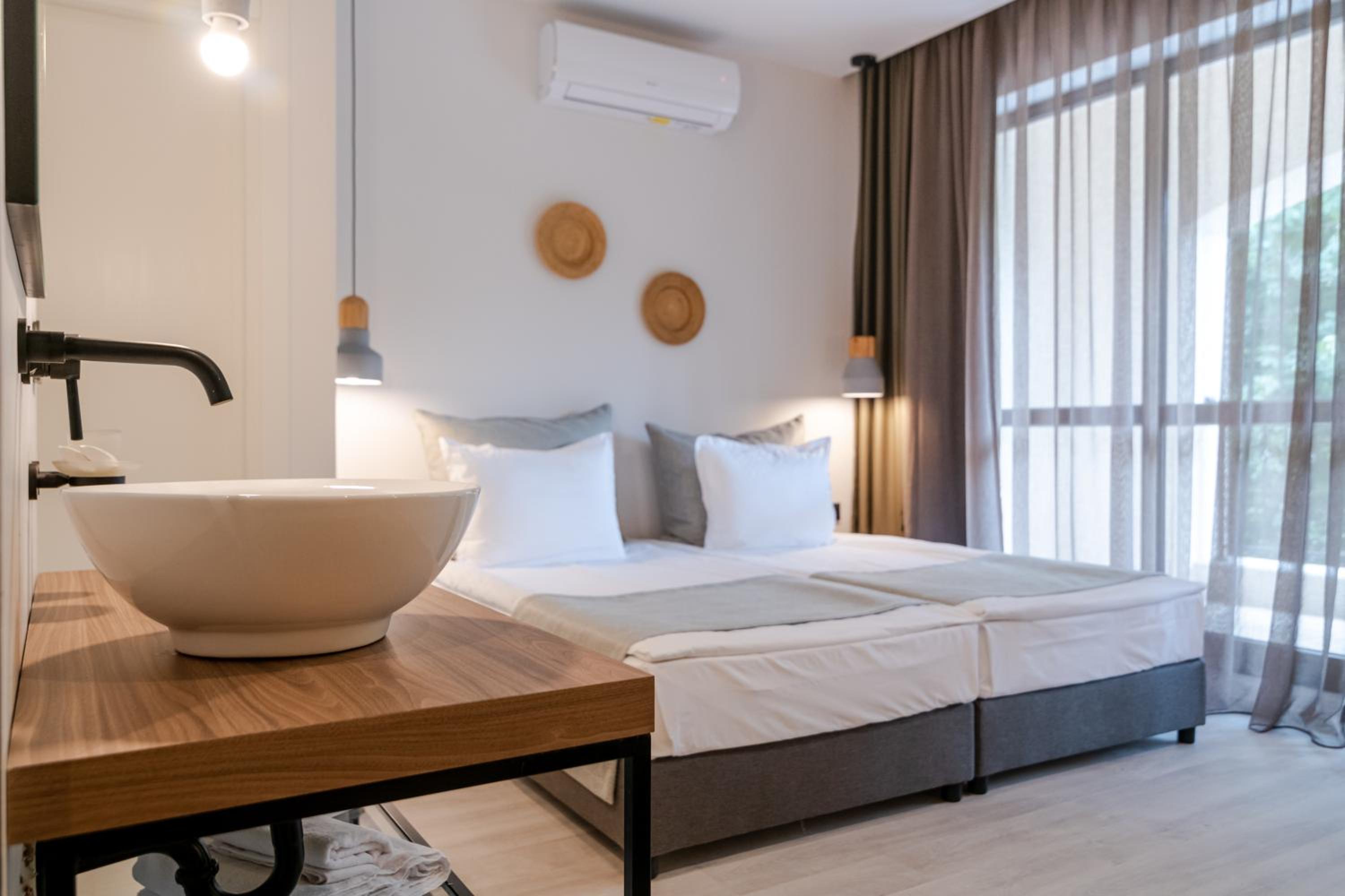 Standard Double or Twin Room - Photo 6