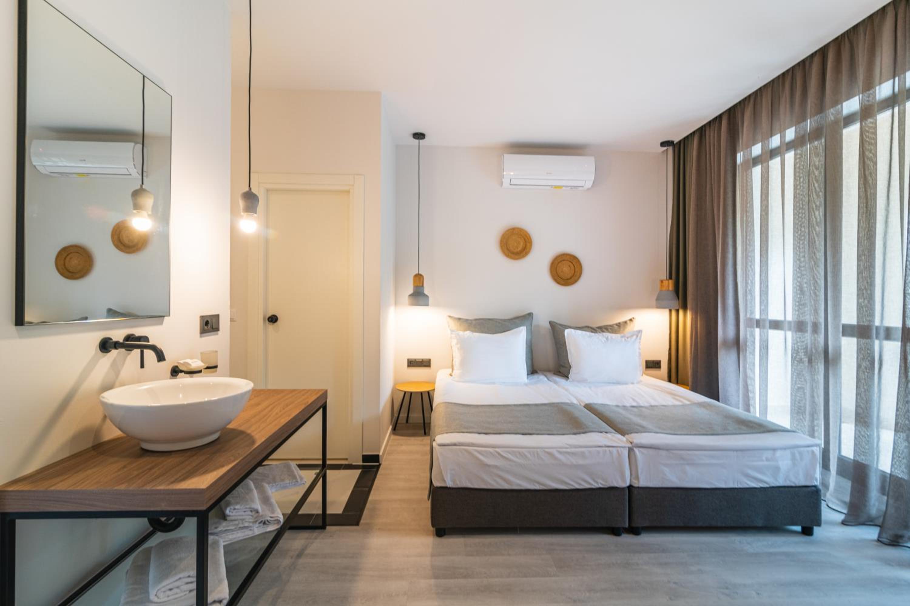 Standard Double or Twin Room - Photo 7