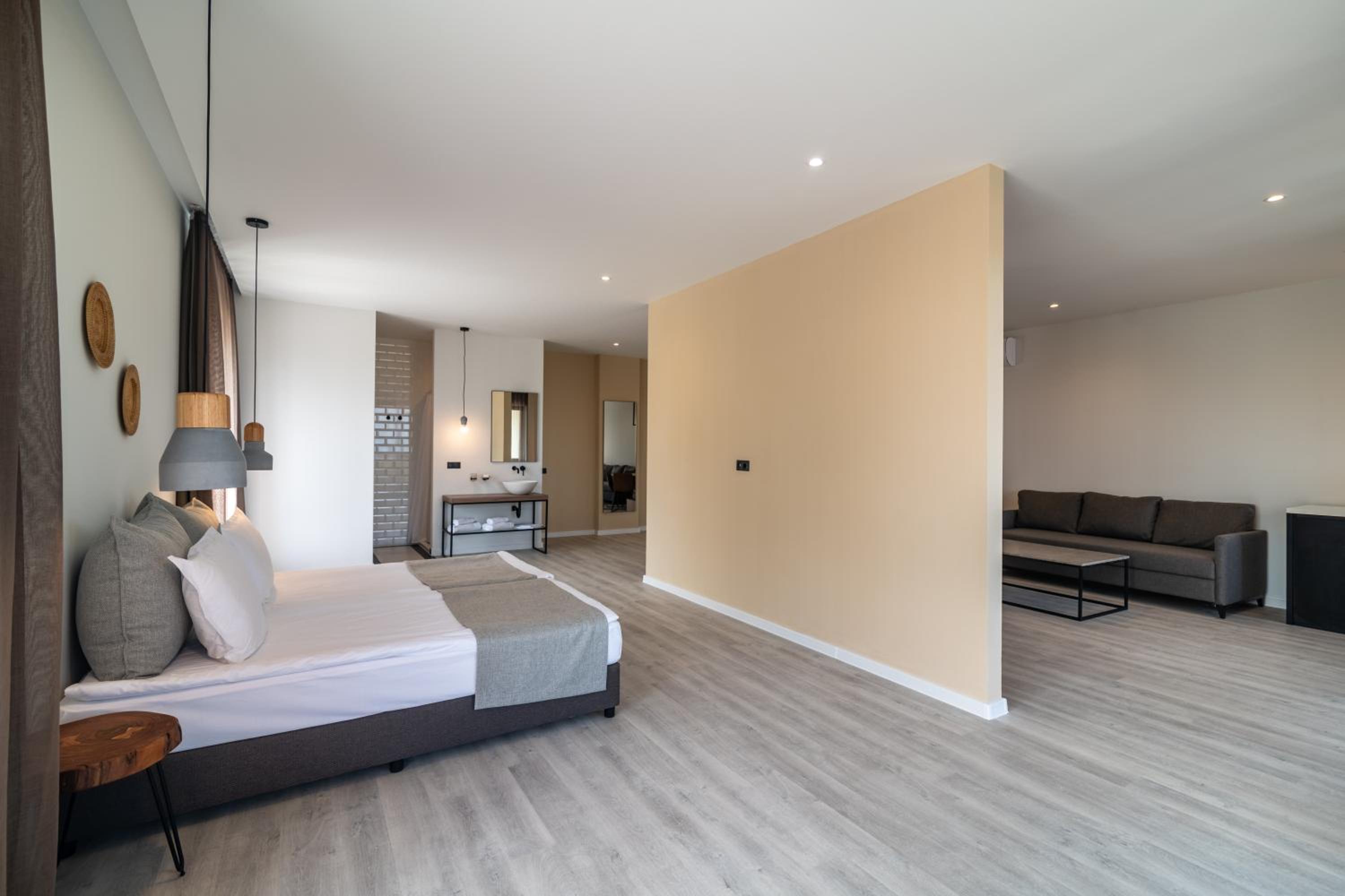 One-Bedroom Apartment - Photo 2