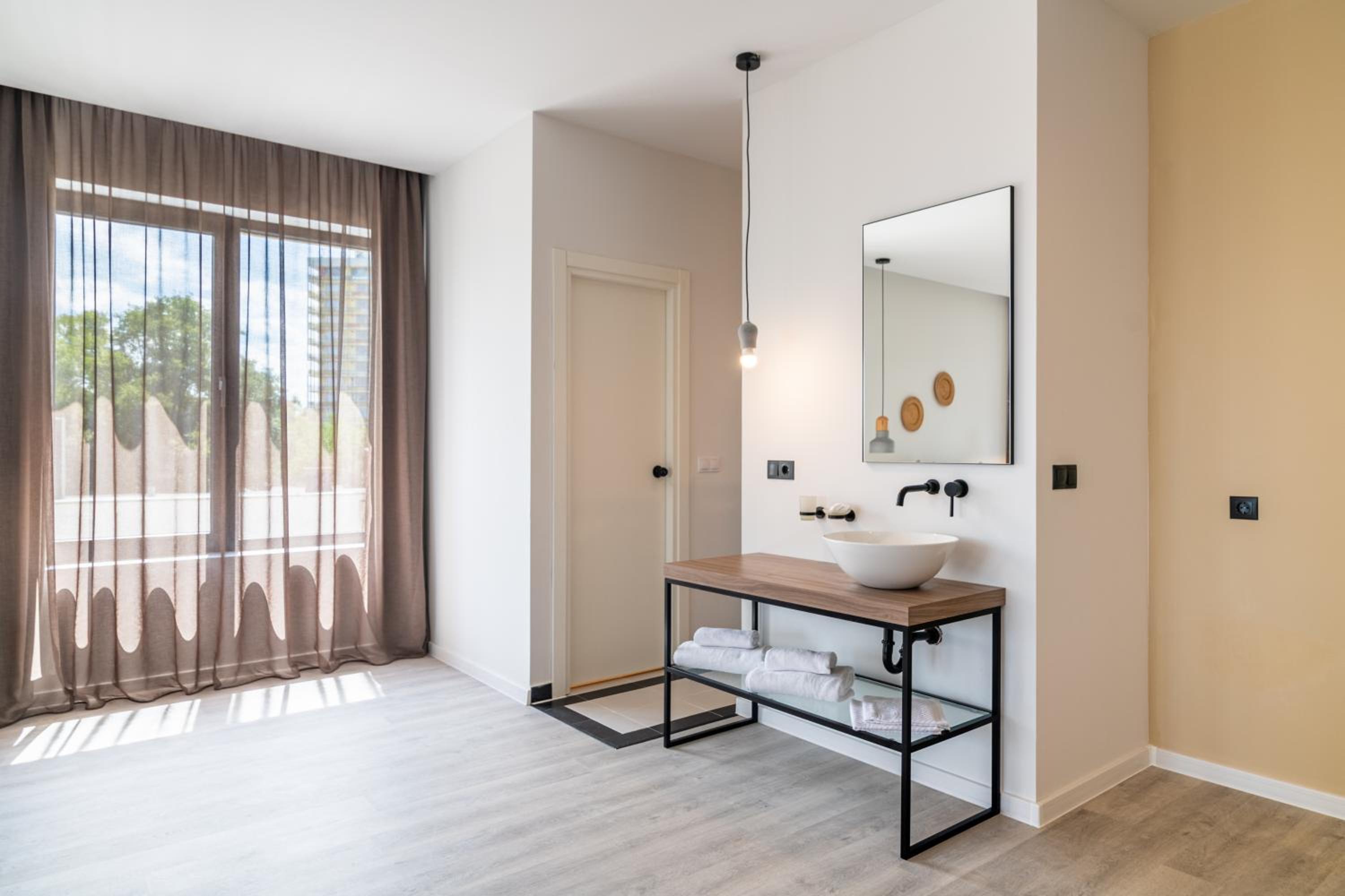 One-Bedroom Apartment - Photo 6