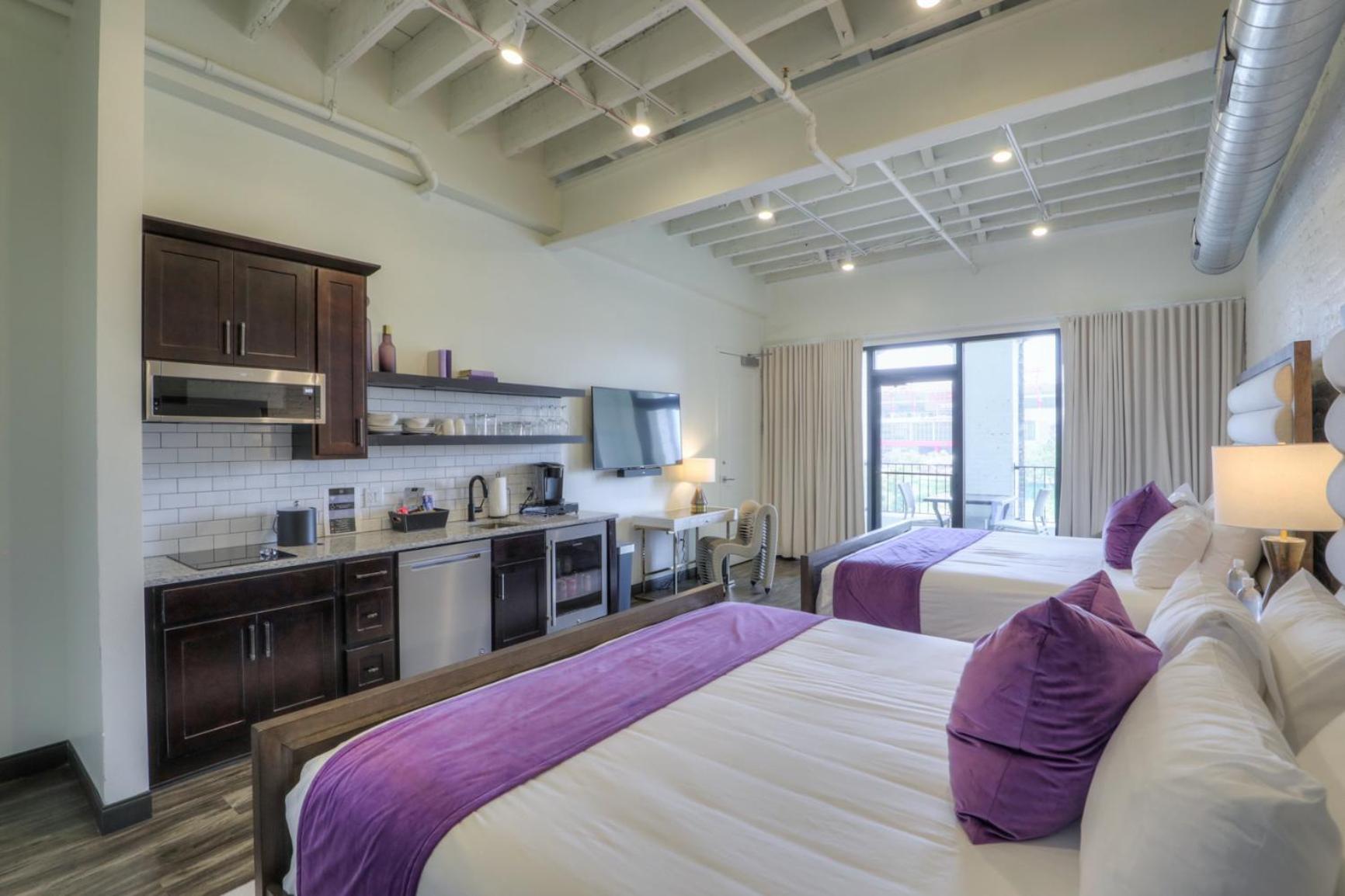 Double King River Front Suite w/ Balcony - Photo 8