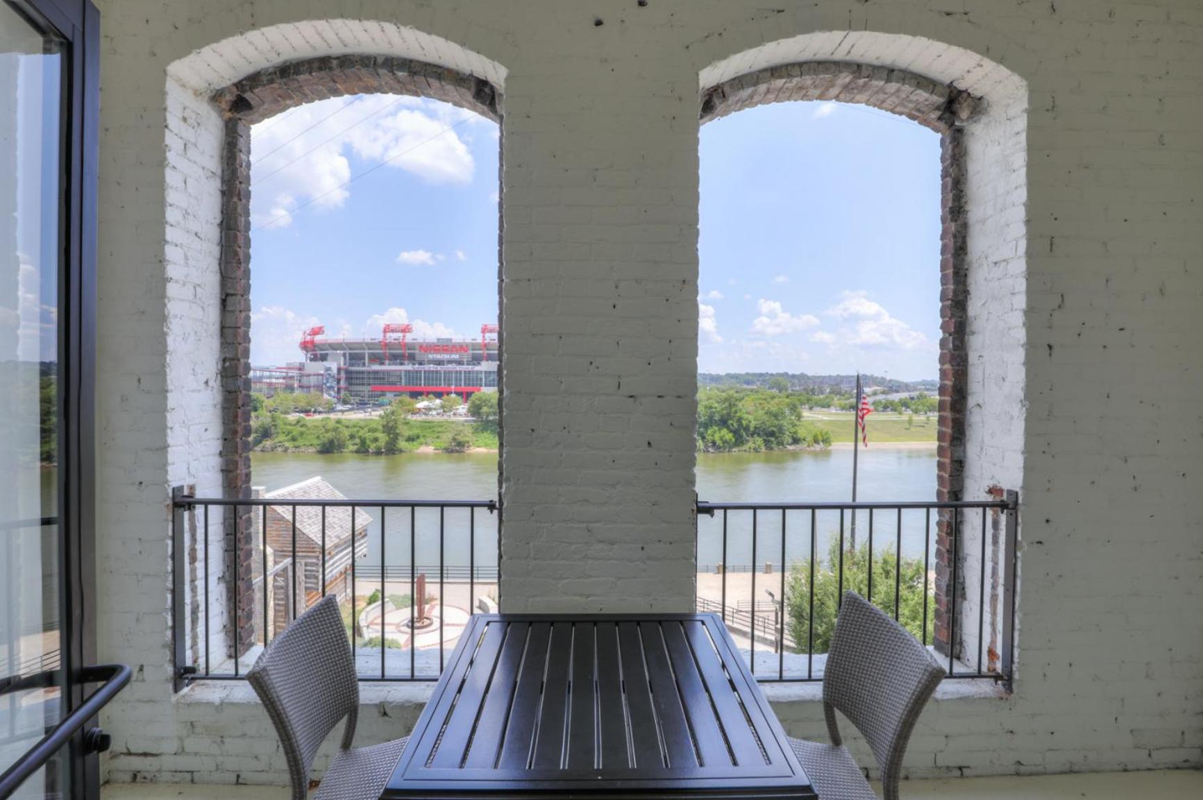 Double King River Front Suite w/ Balcony - Photo 11