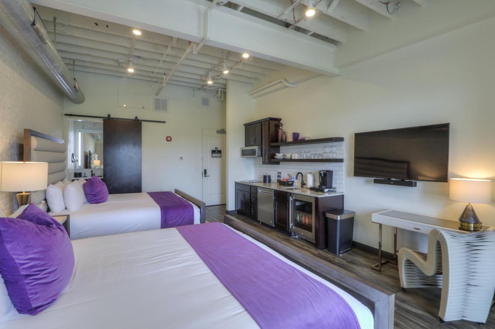 Double King River Front Suite w/ Balcony - Photo 10