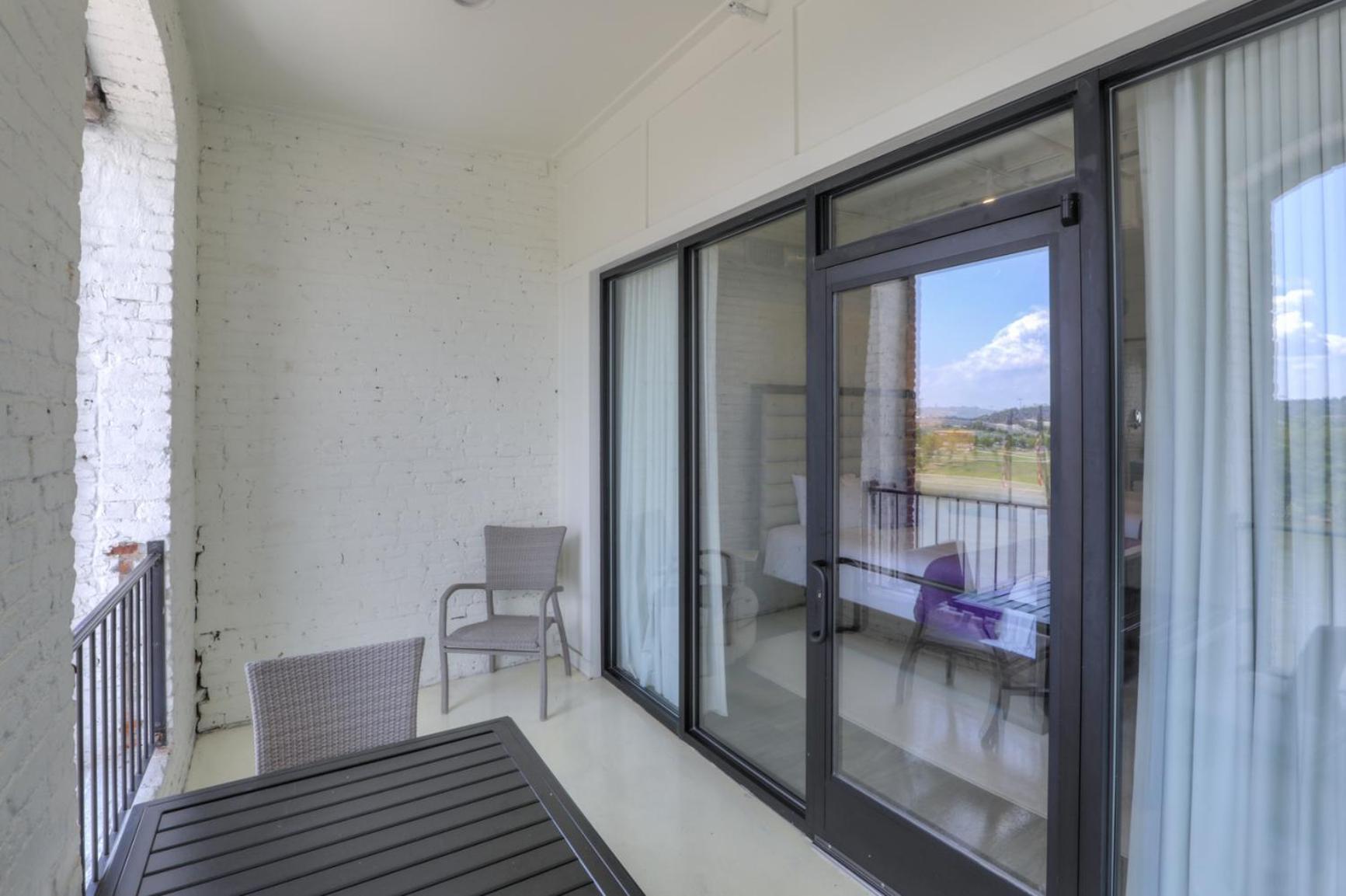 Double King River Front Suite w/ Balcony - Photo 3