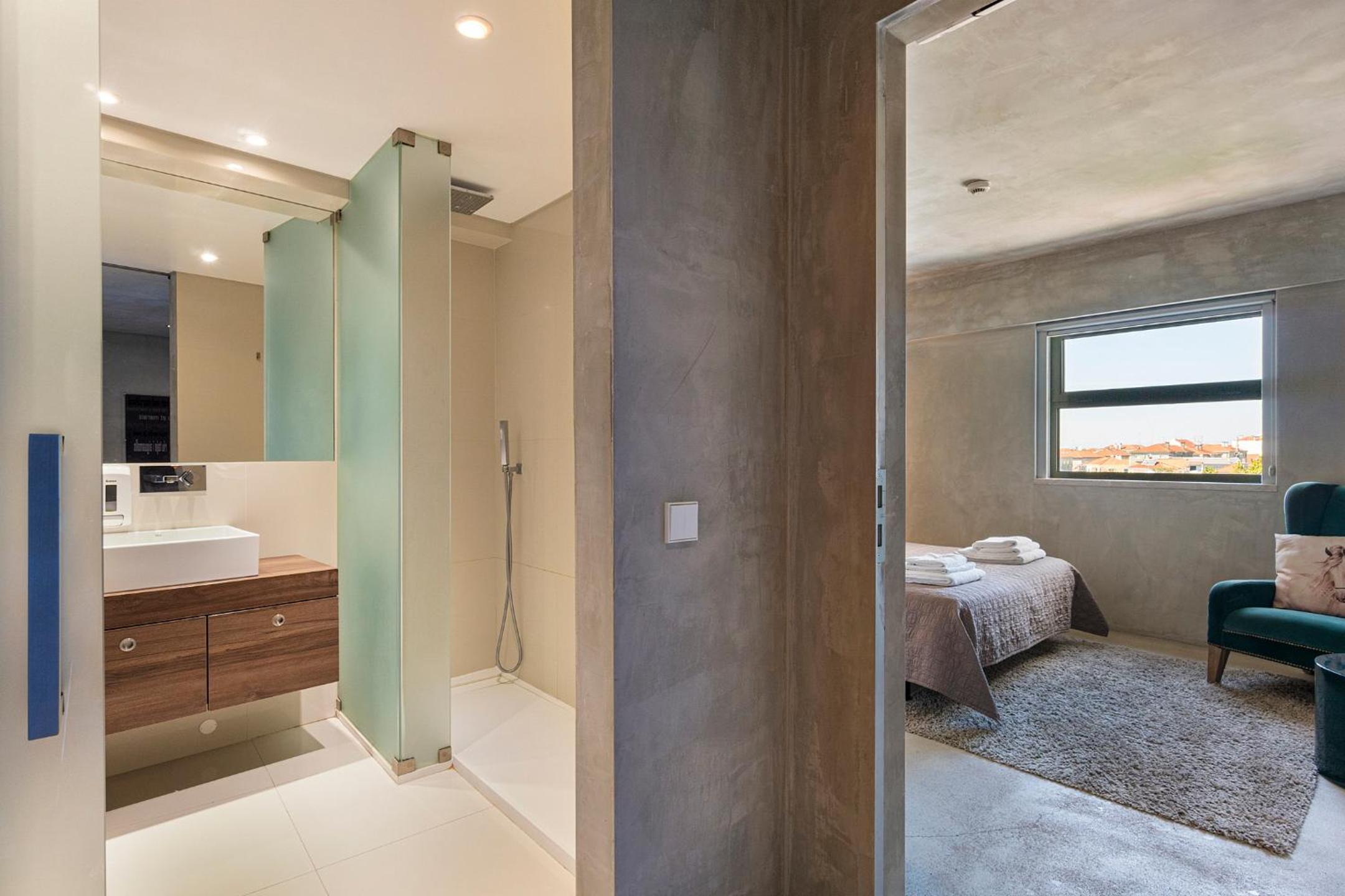 One-Bedroom Apartment with City View photo 3