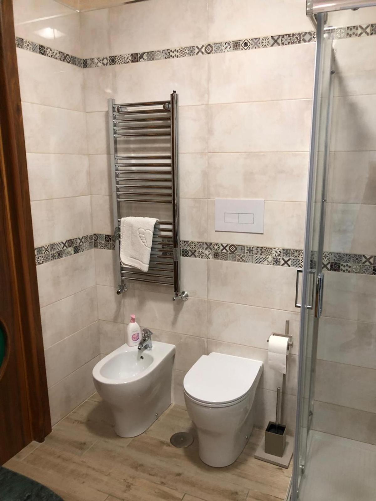 Quadruple Room with Private Bathroom - Photo 11