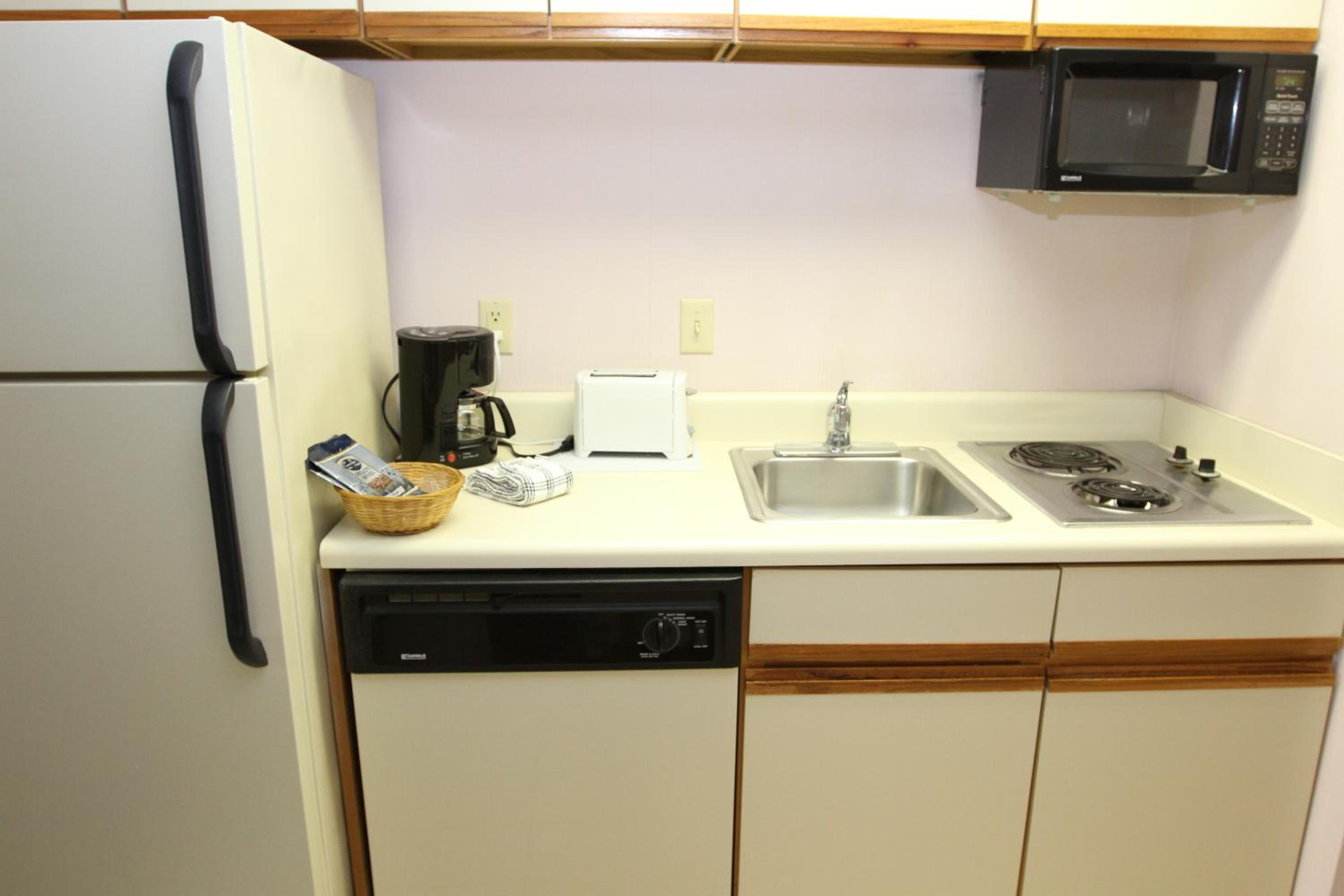 Bayfront Deluxe Queen with Kitchenette - South Building - Photo 8