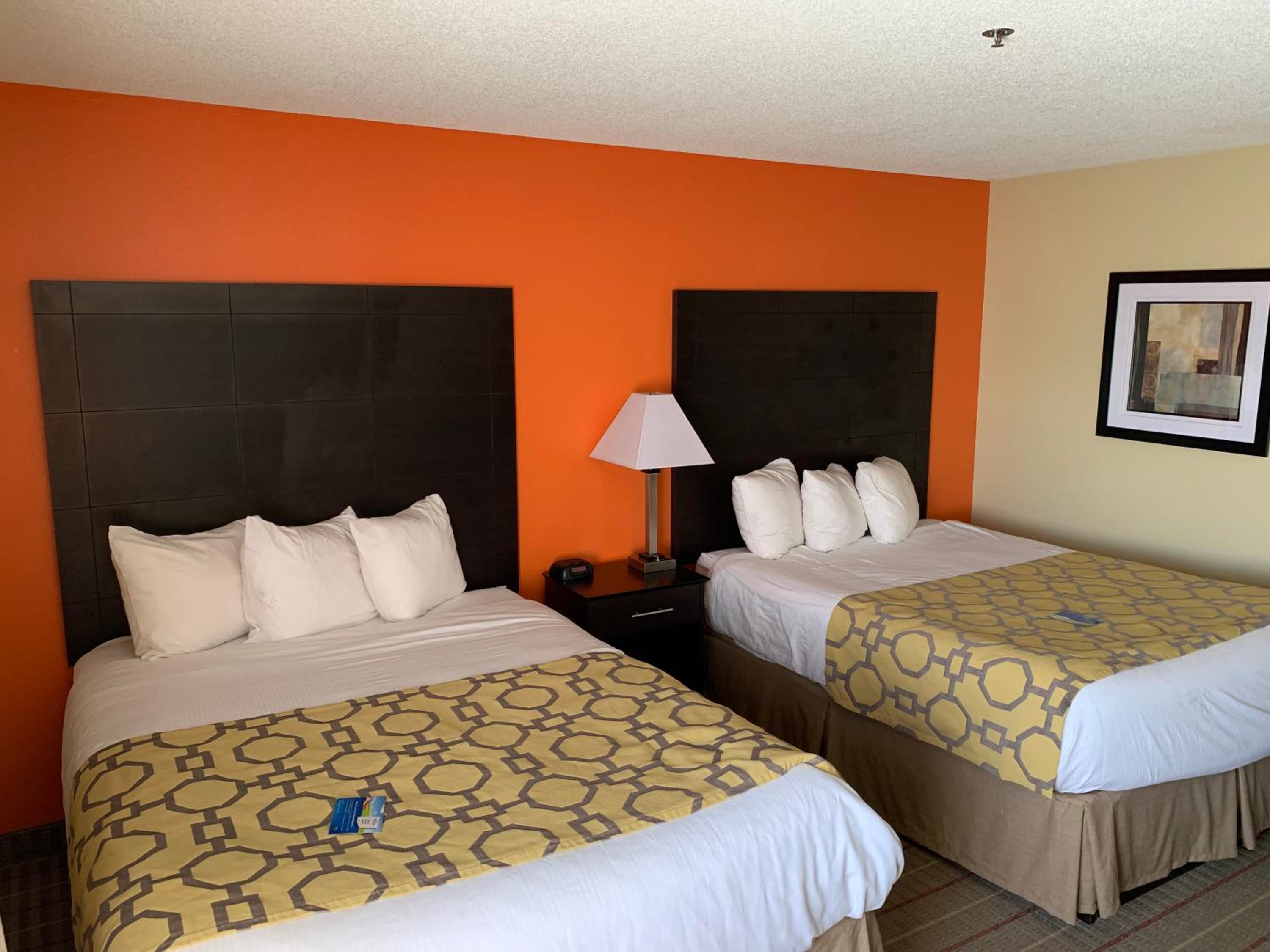 Queen Room with Two Queen Beds - Non-Smoking - Photo 4