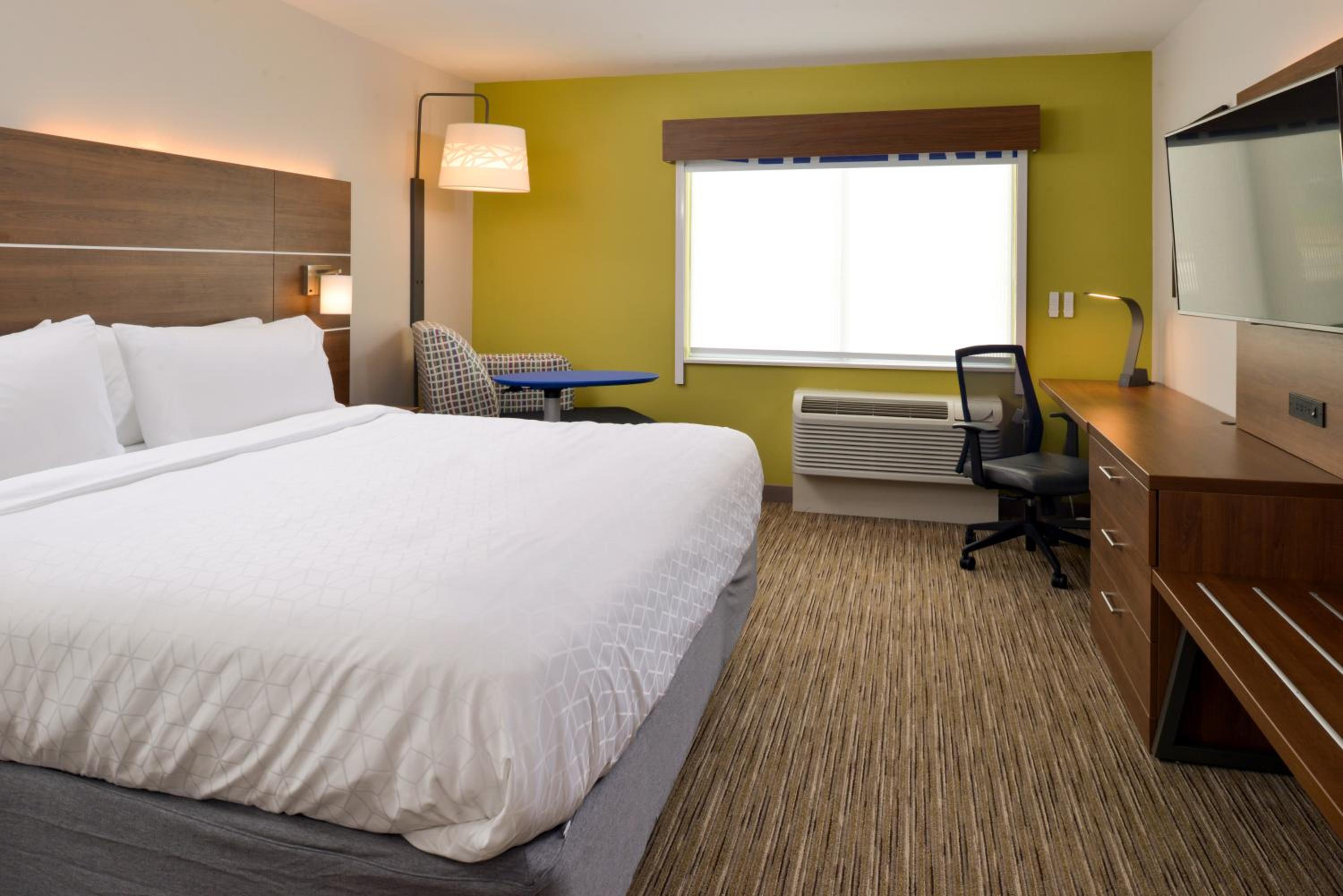 Standard King Room with Mobility Accessible Roll-In Shower photo 1