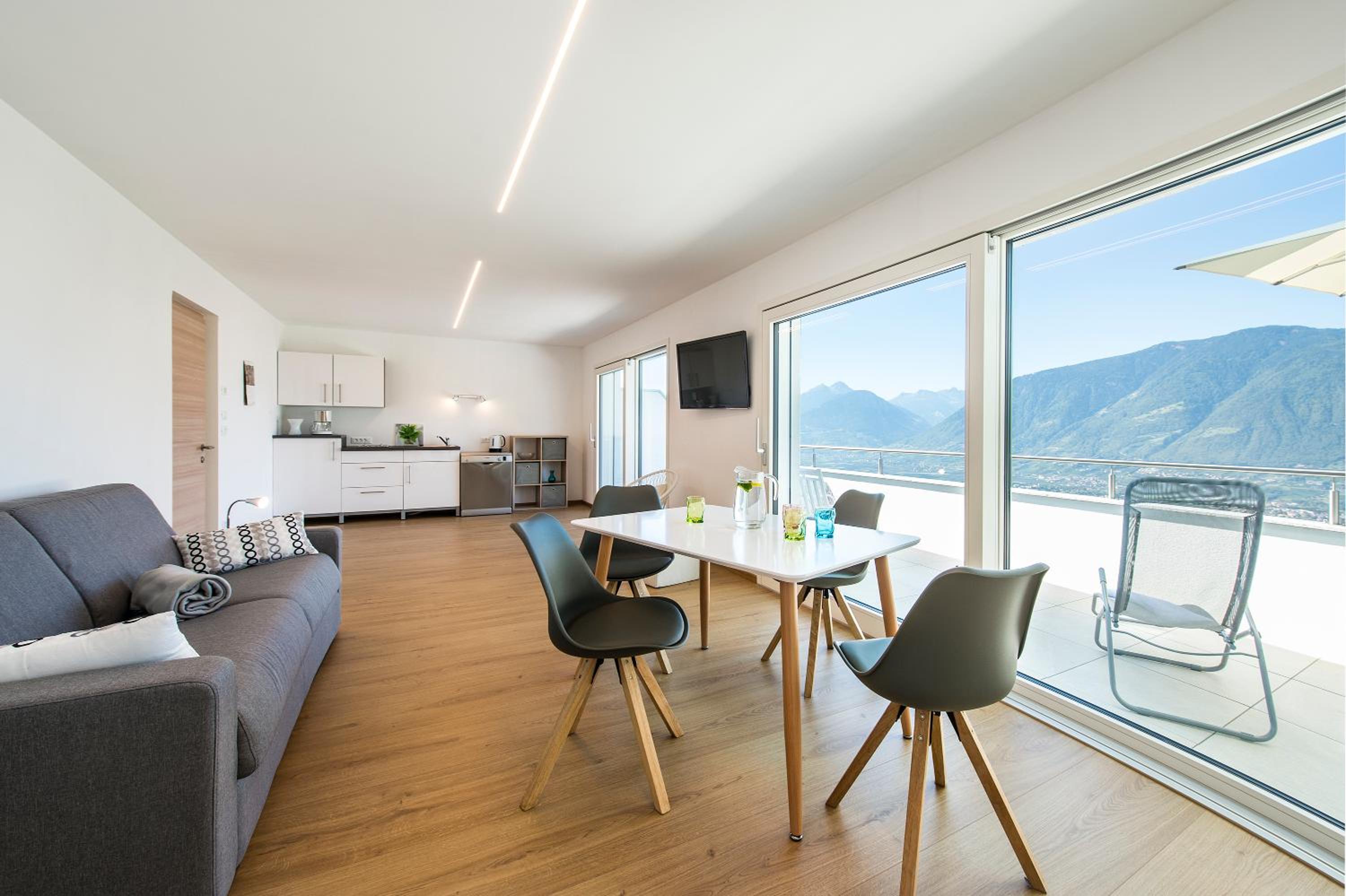 Apartment with Mountain View photo 2