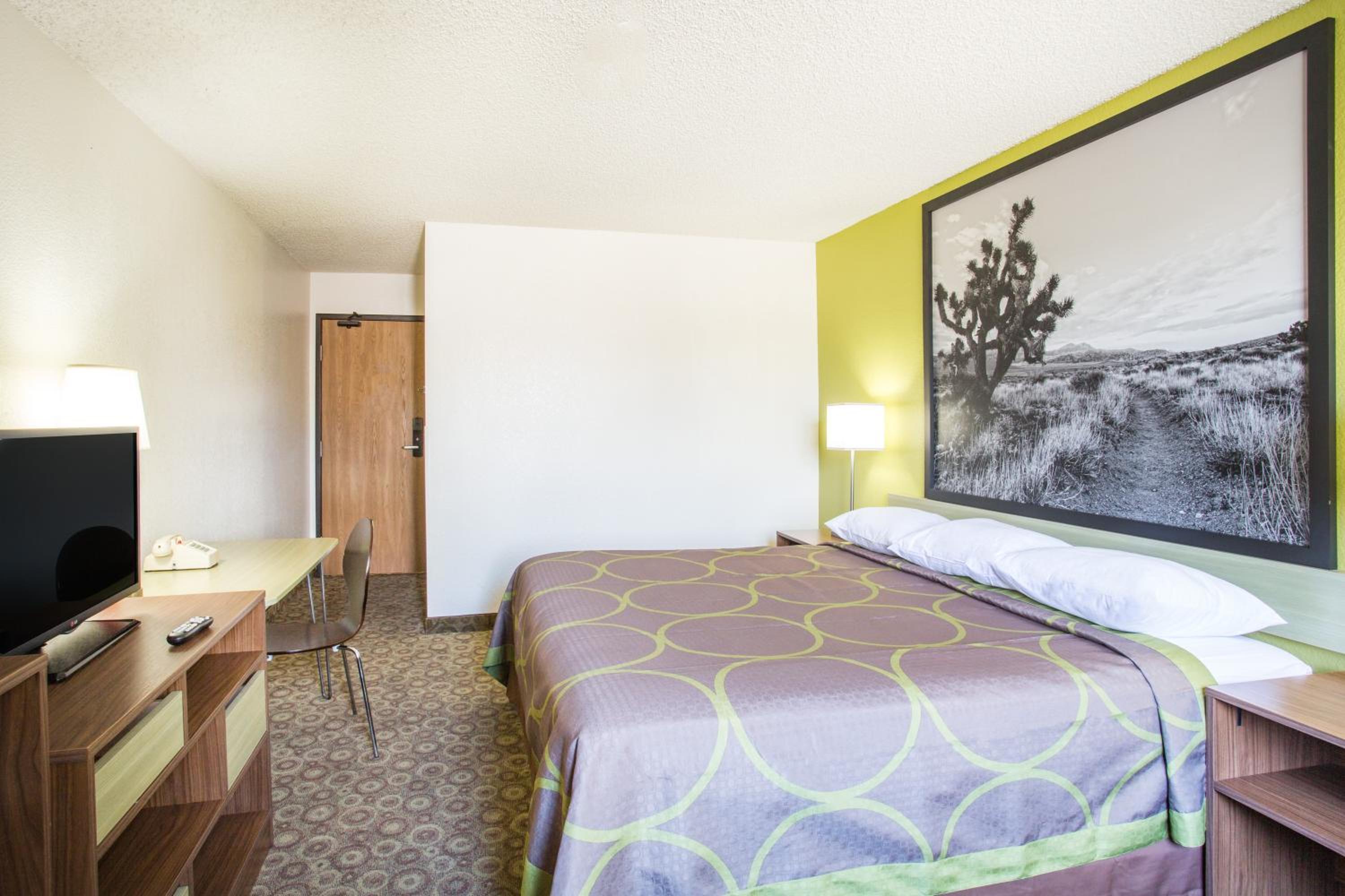 Deluxe King Suite - Photo 3